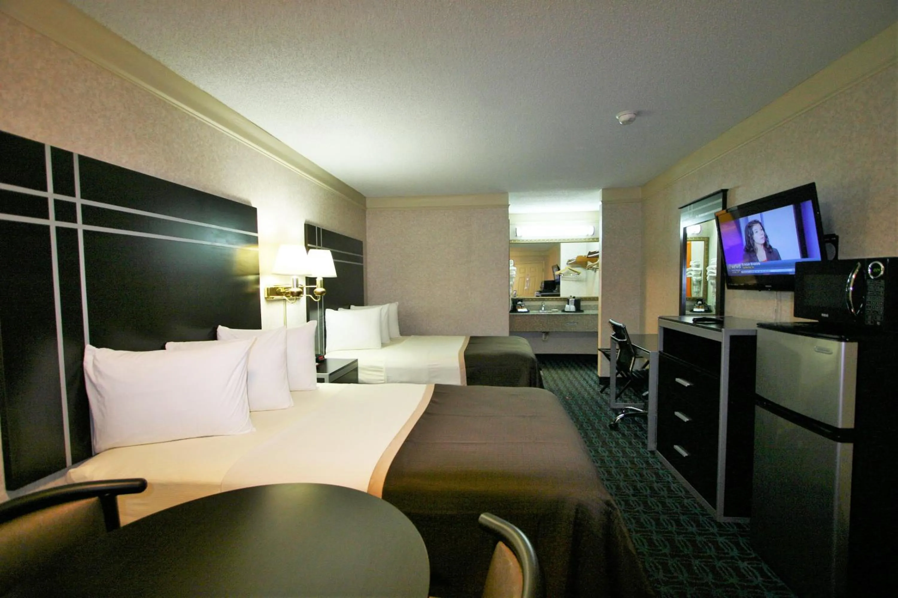 Photo of the whole room, Bed in Deluxe Inn - Fayetteville I-95