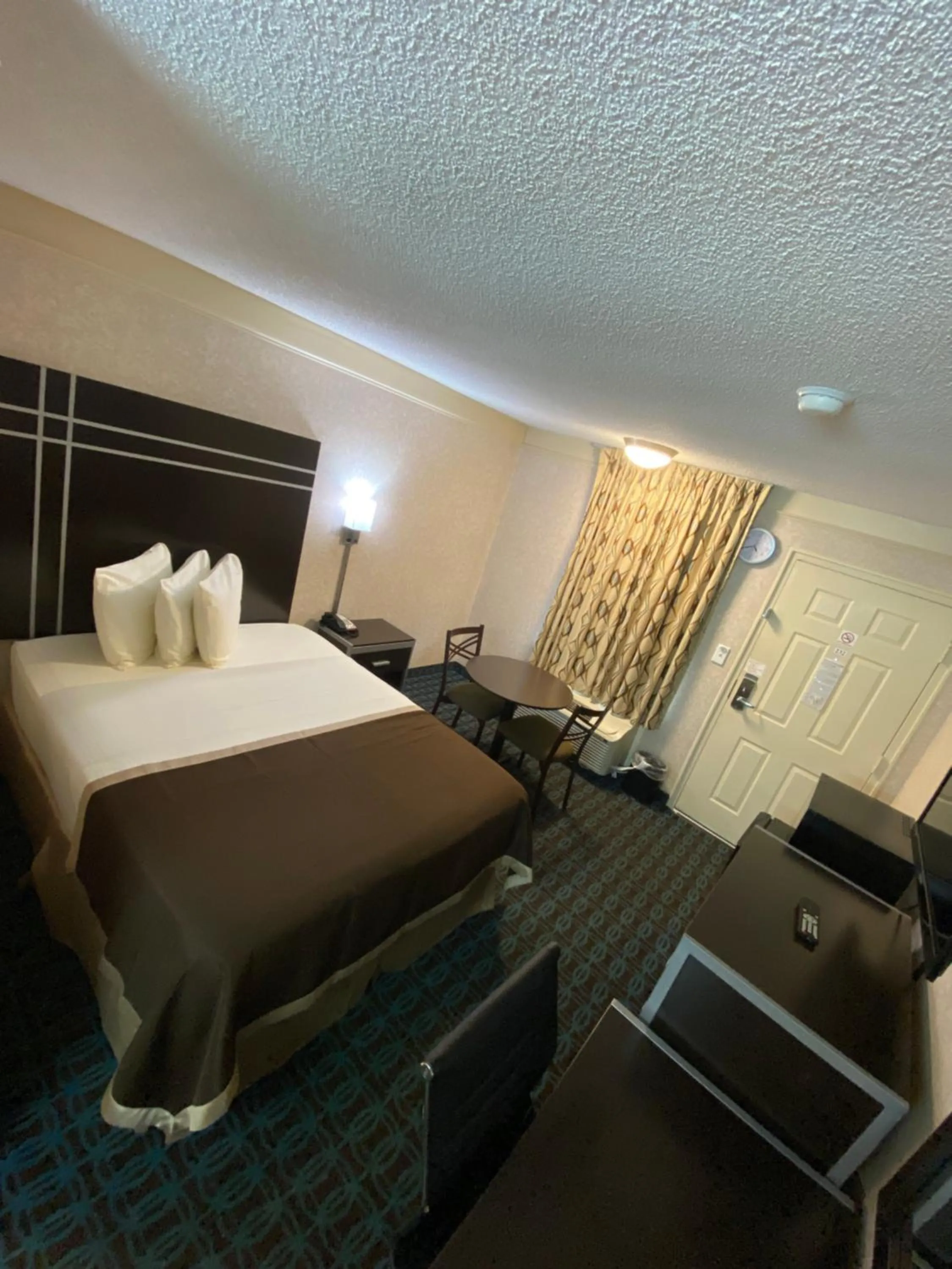 Bed in Deluxe Inn - Fayetteville I-95