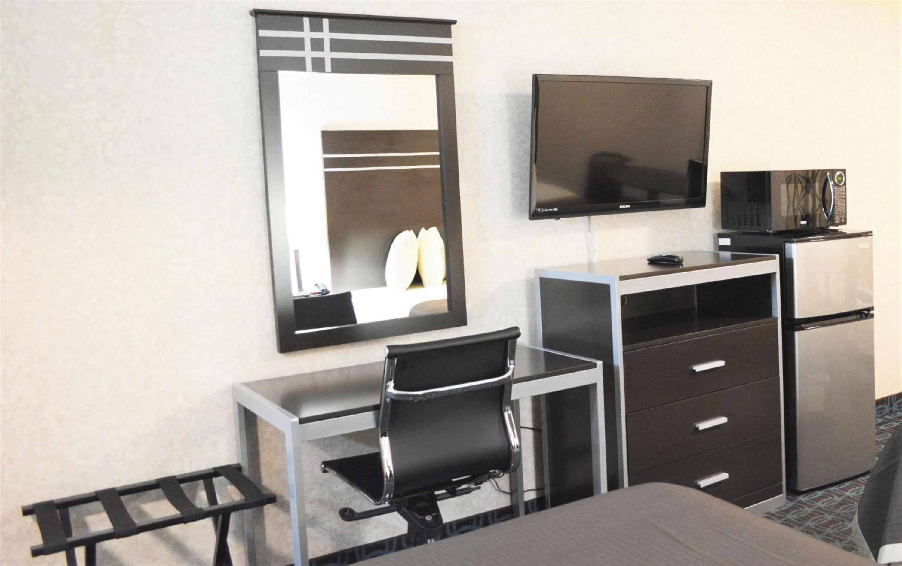 TV and multimedia in Deluxe Inn - Fayetteville I-95