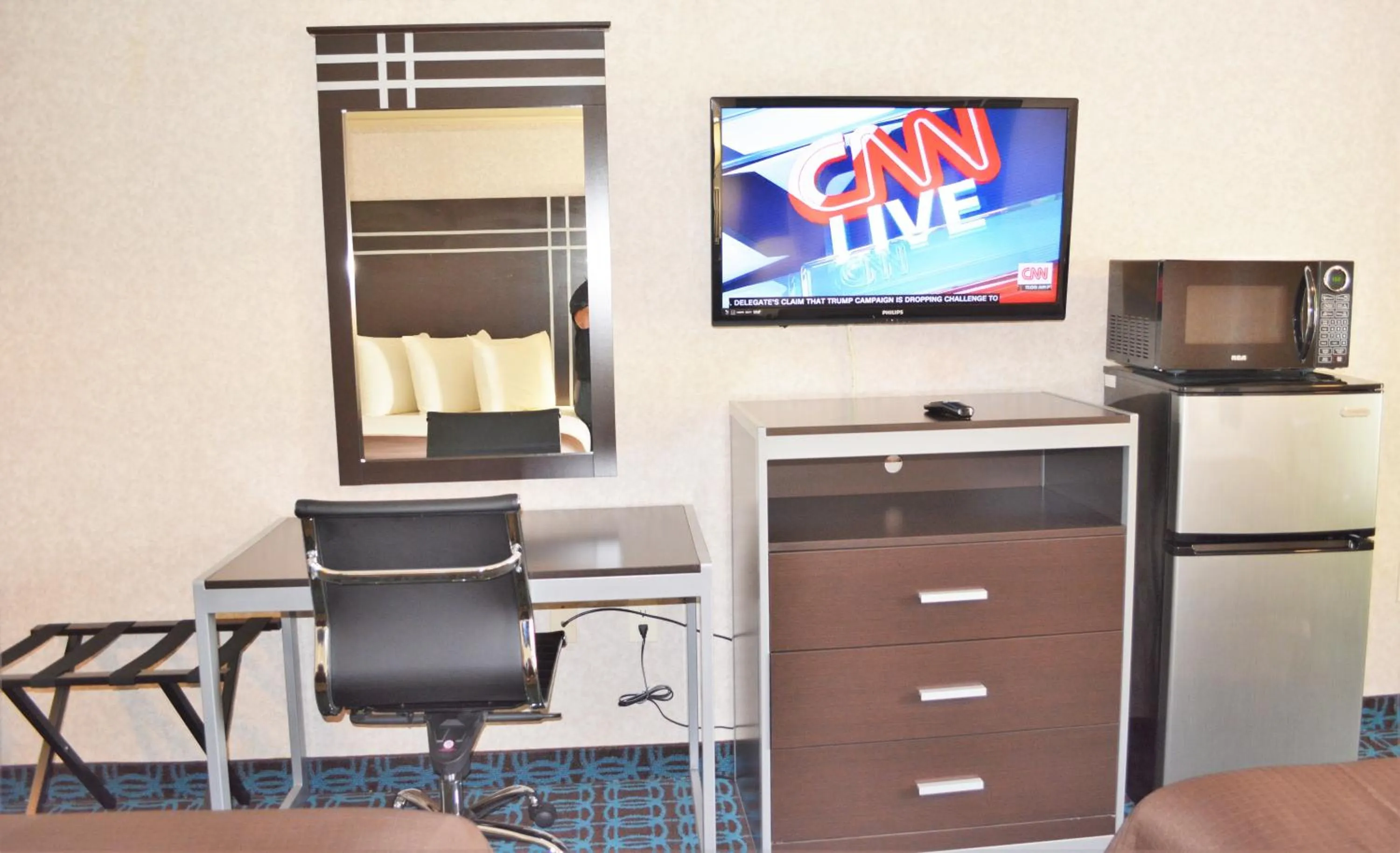 TV and multimedia in Deluxe Inn - Fayetteville I-95