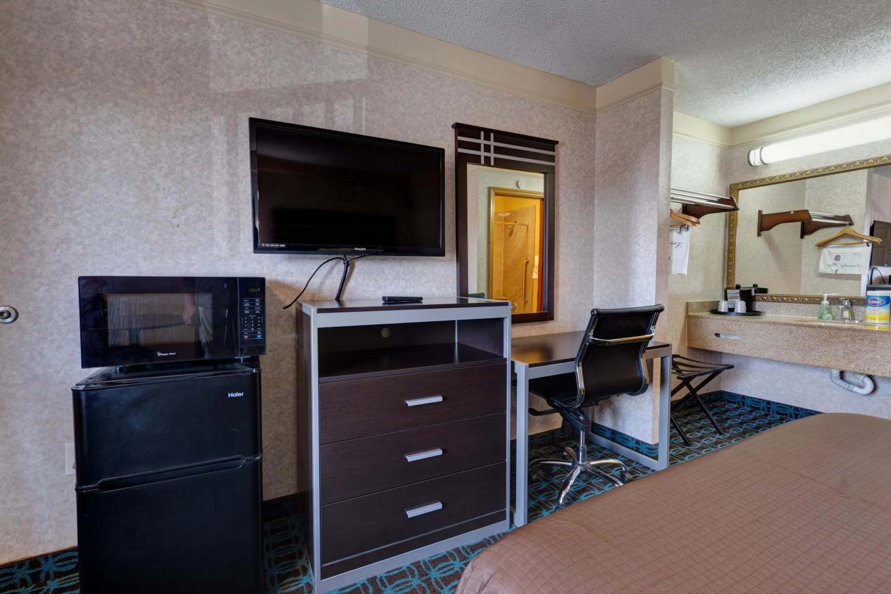 TV and multimedia in Deluxe Inn - Fayetteville I-95