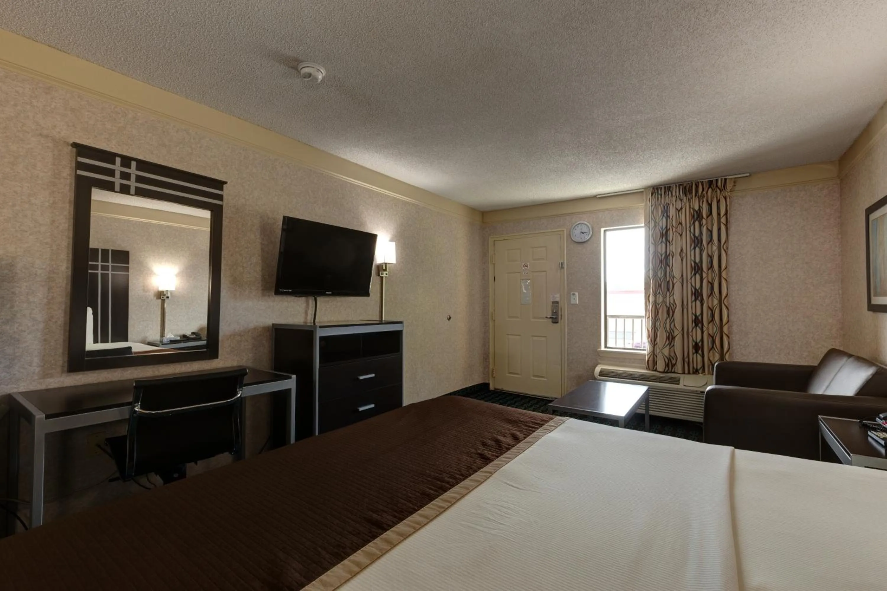 Bed in Deluxe Inn - Fayetteville I-95