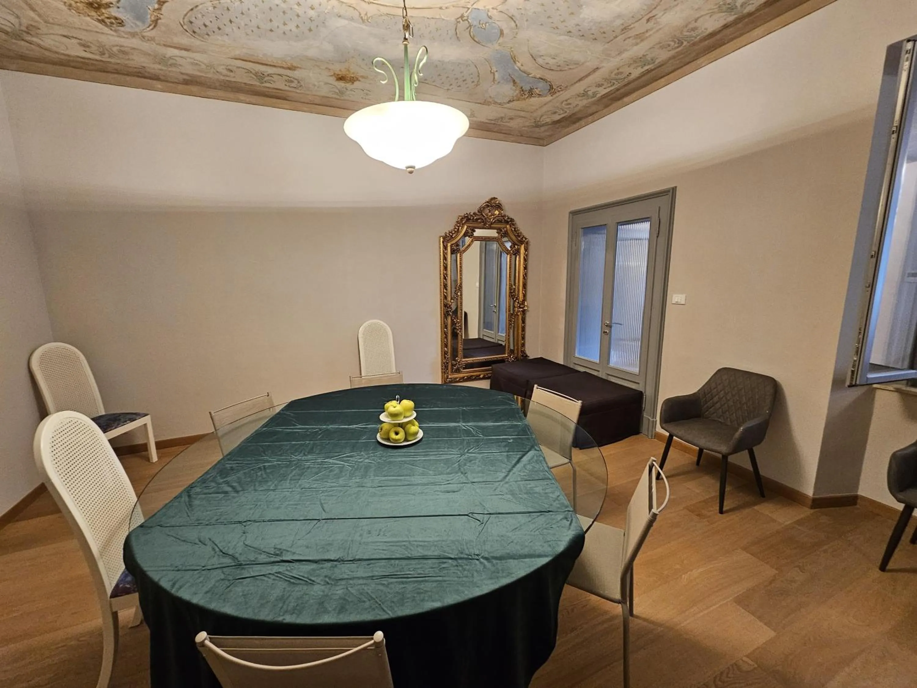 Communal lounge/ TV room in La Castellana Loft Hotel