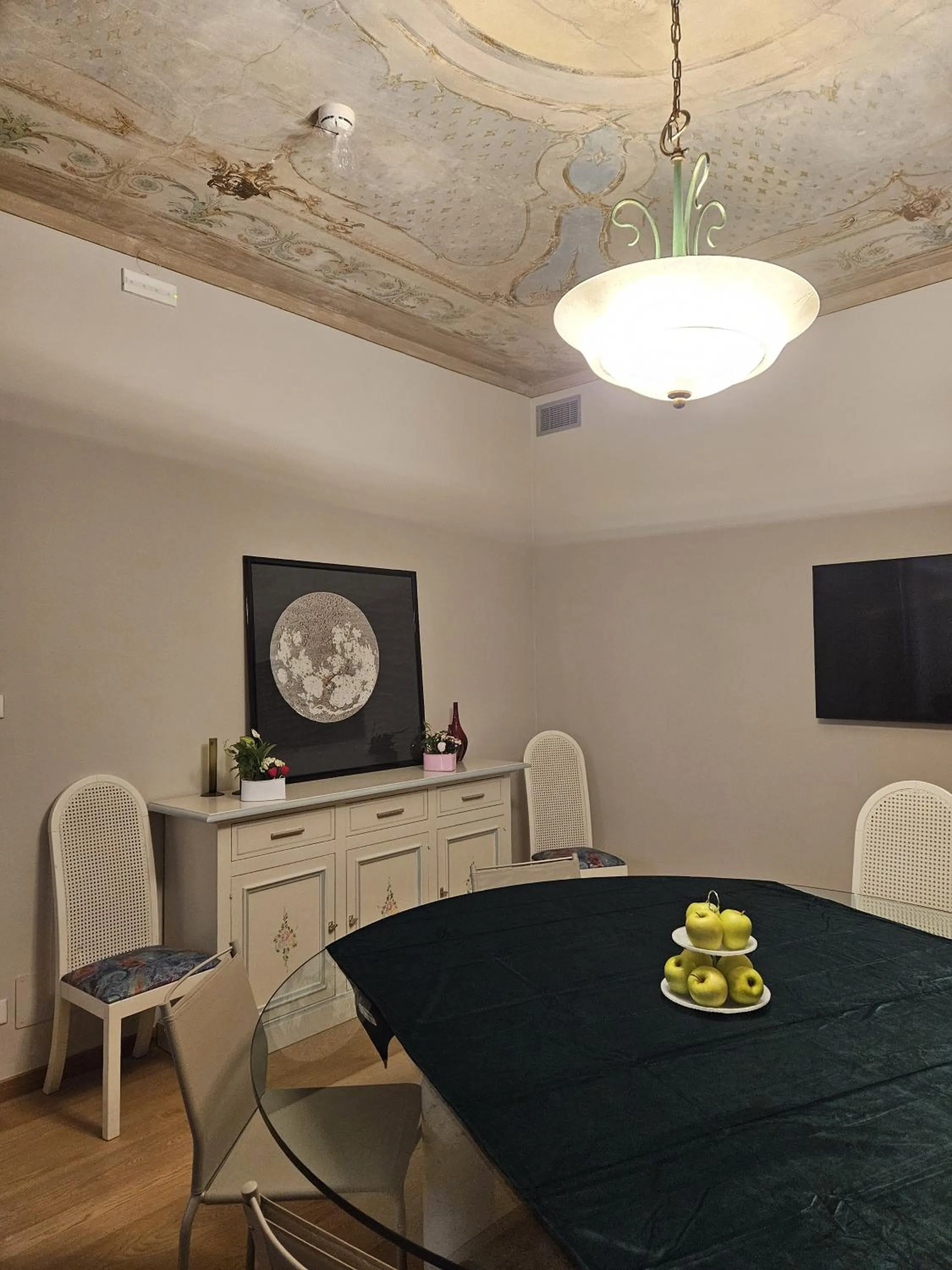 Communal lounge/ TV room in La Castellana Loft Hotel