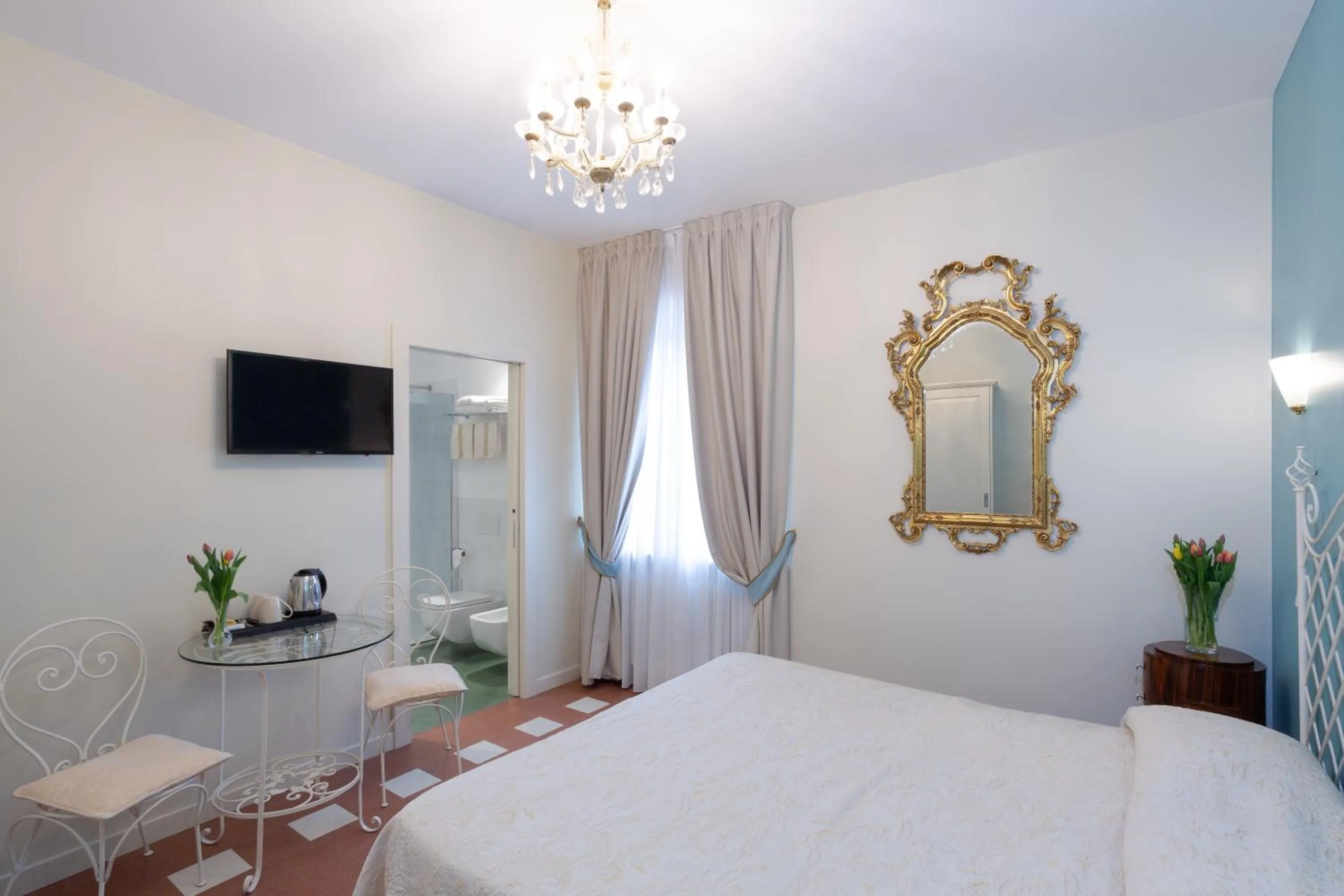 Photo of the whole room, Bed in La Castellana Loft Hotel