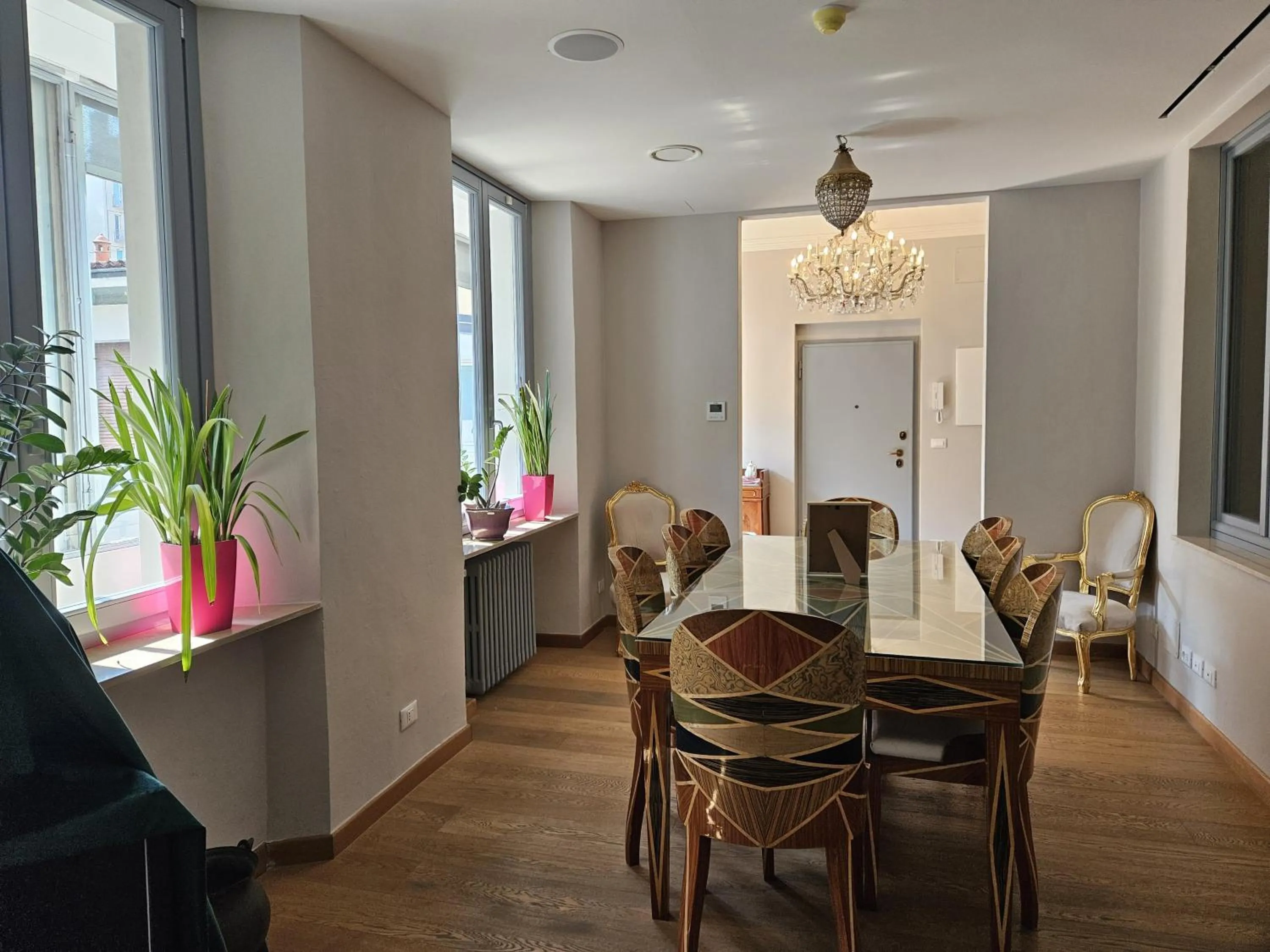 Communal lounge/ TV room in La Castellana Loft Hotel