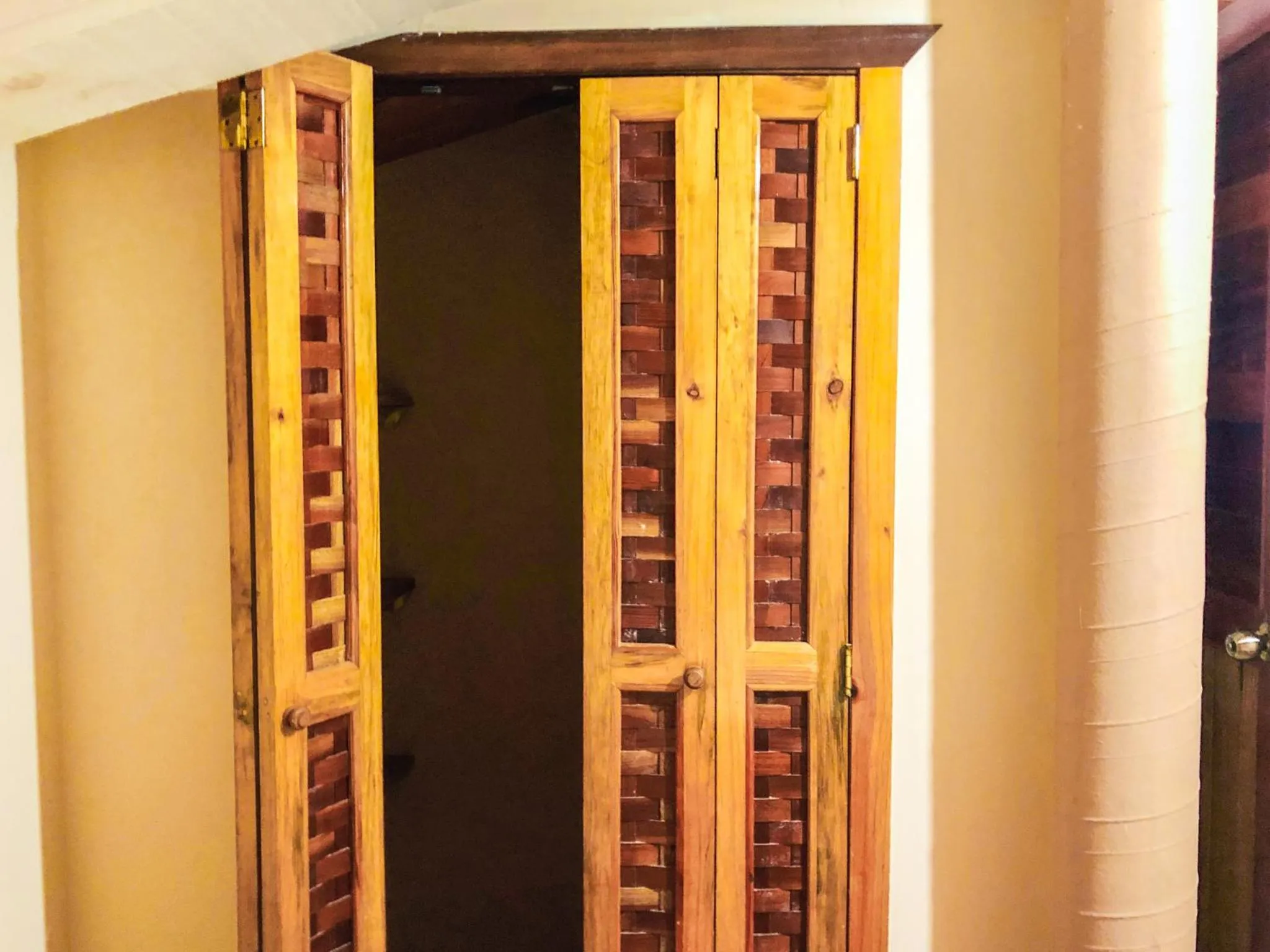 wardrobe in Hotel Paraíso del Pescador by Rotamundos