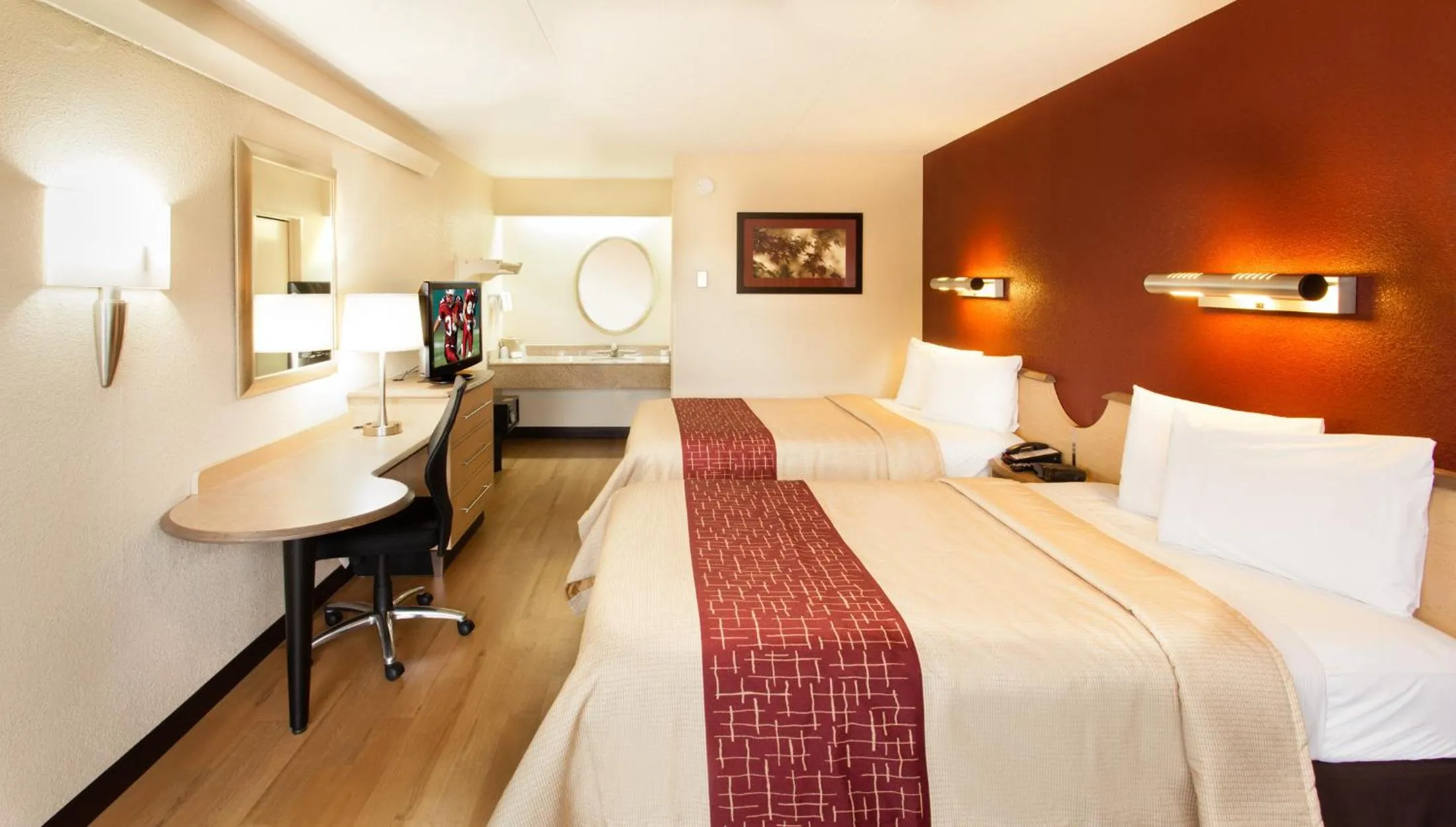 Photo of the whole room, Bed in Red Roof Inn Louisville East - Hurstbourne