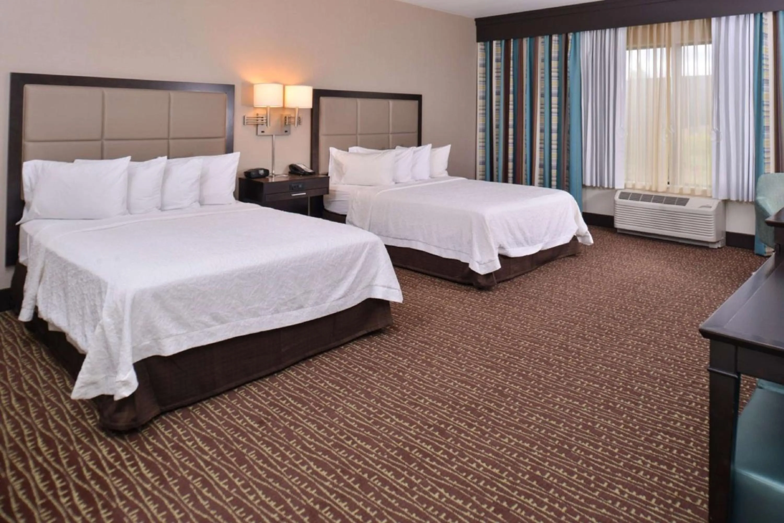 Bed in Hampton Inn & Suites Bend