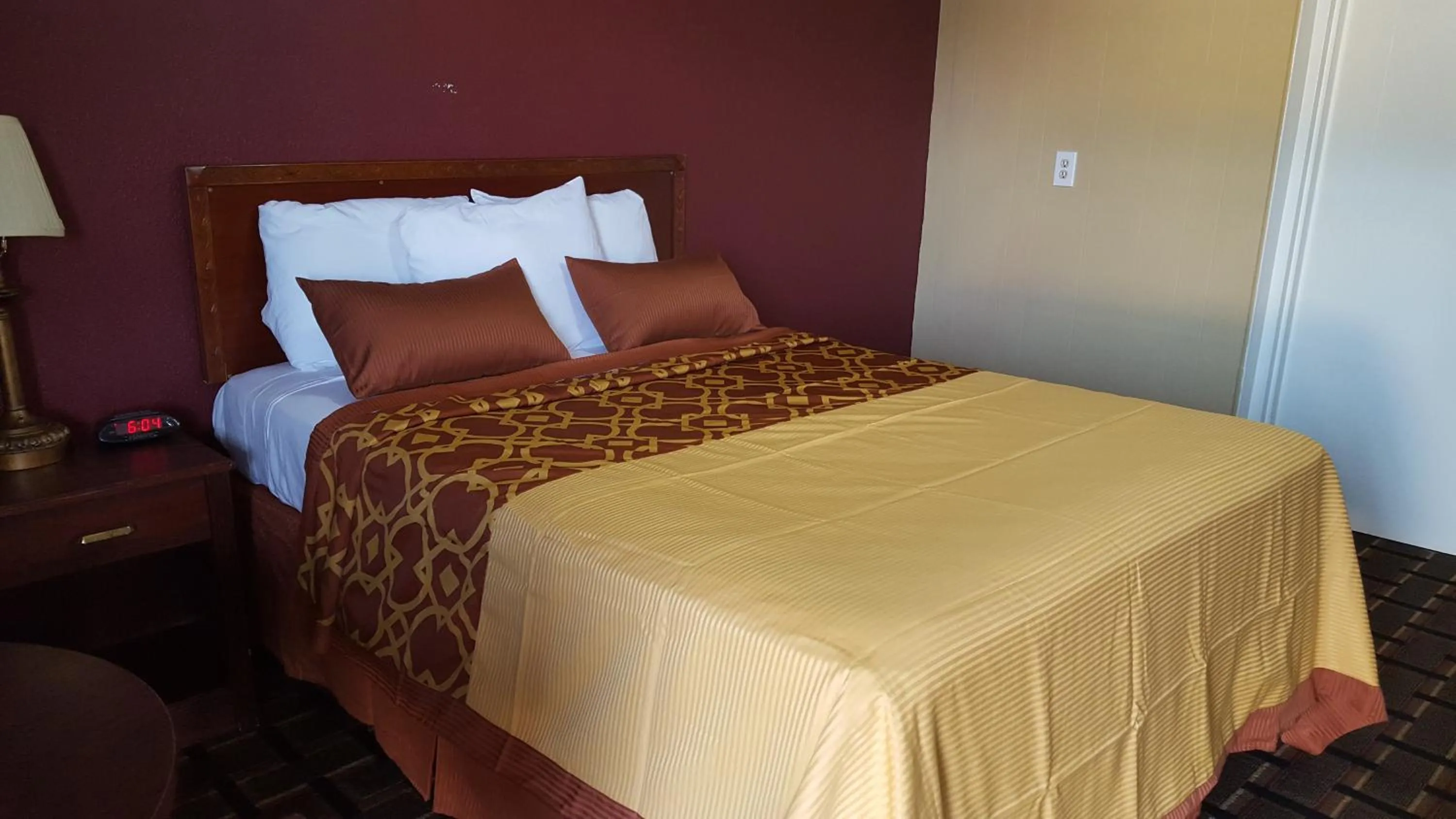 Bedroom, Bed in Royal Inn