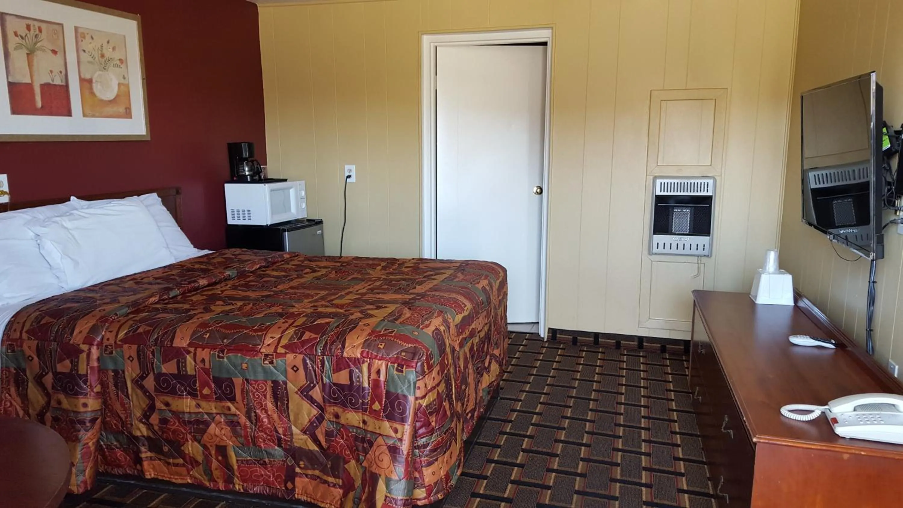 Bedroom, Bed in Royal Inn