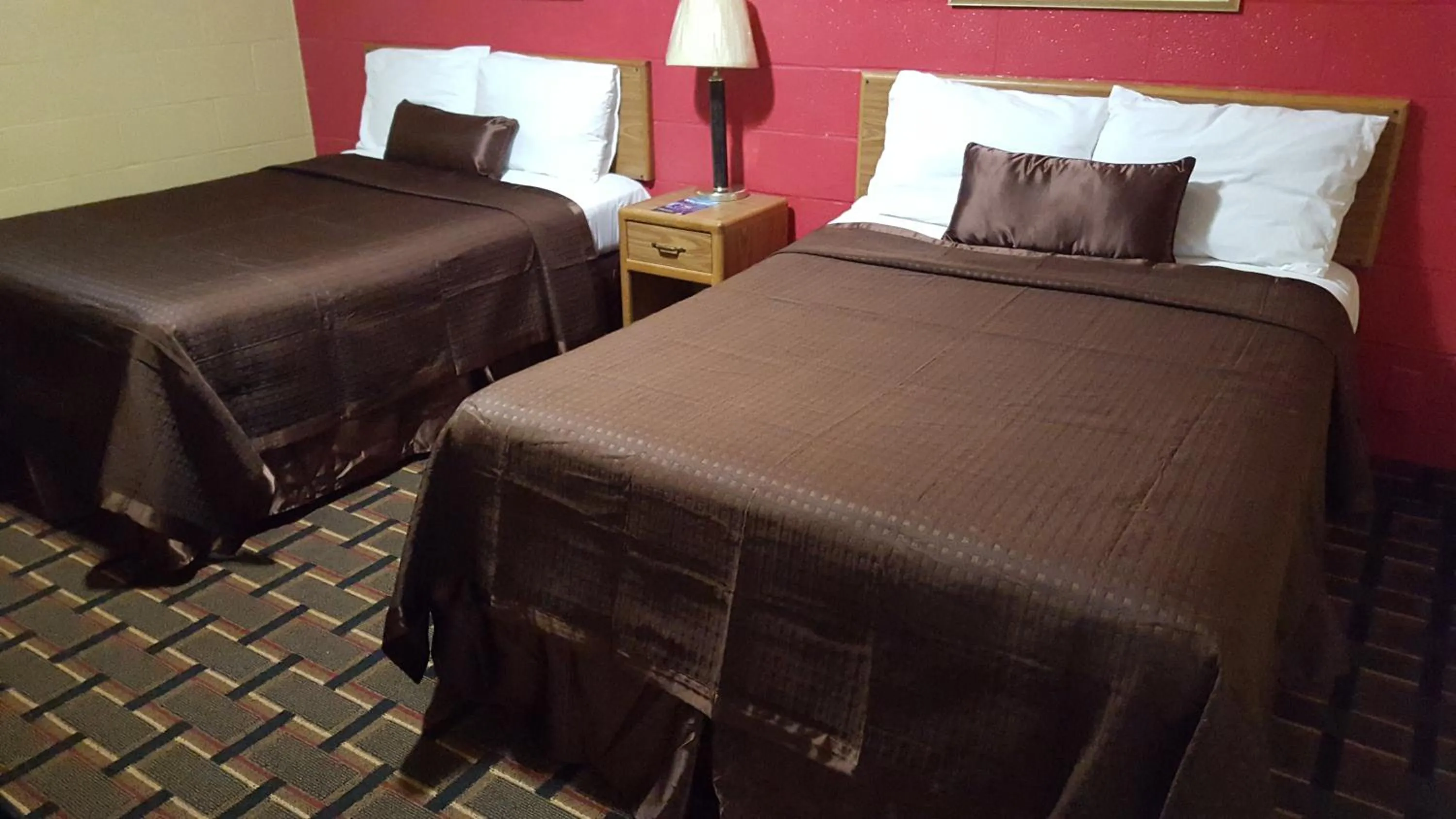 Bedroom, Bed in Royal Inn