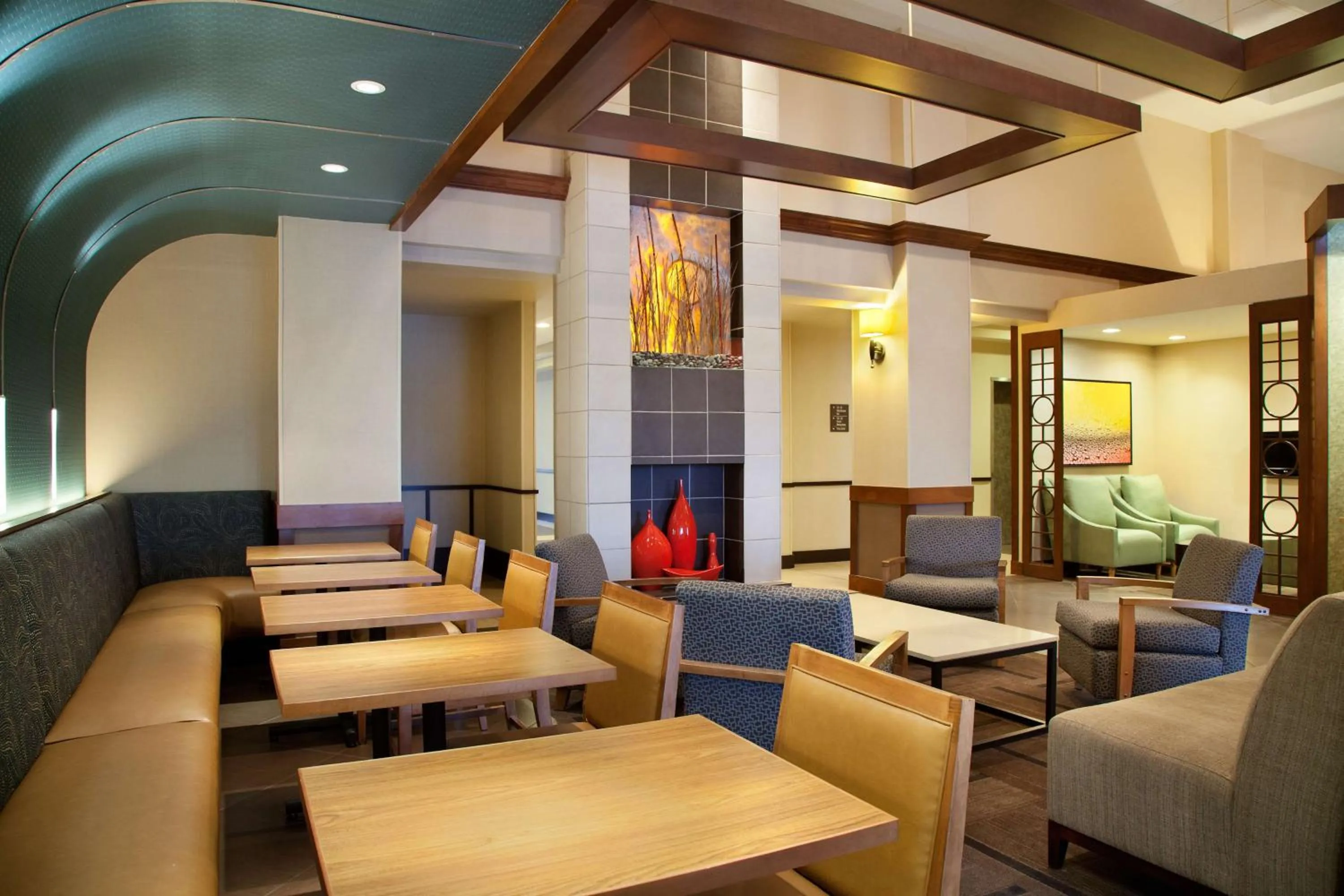 Lounge or bar in Hyatt Place Denver-South/Park Meadows