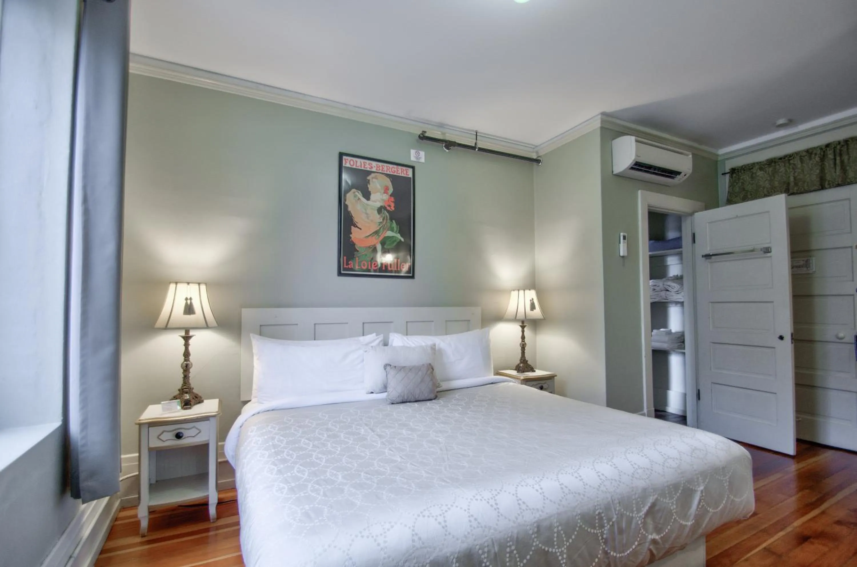 Bedroom, Bed in Centralia Square Grand Ballroom and Vintage Hotel