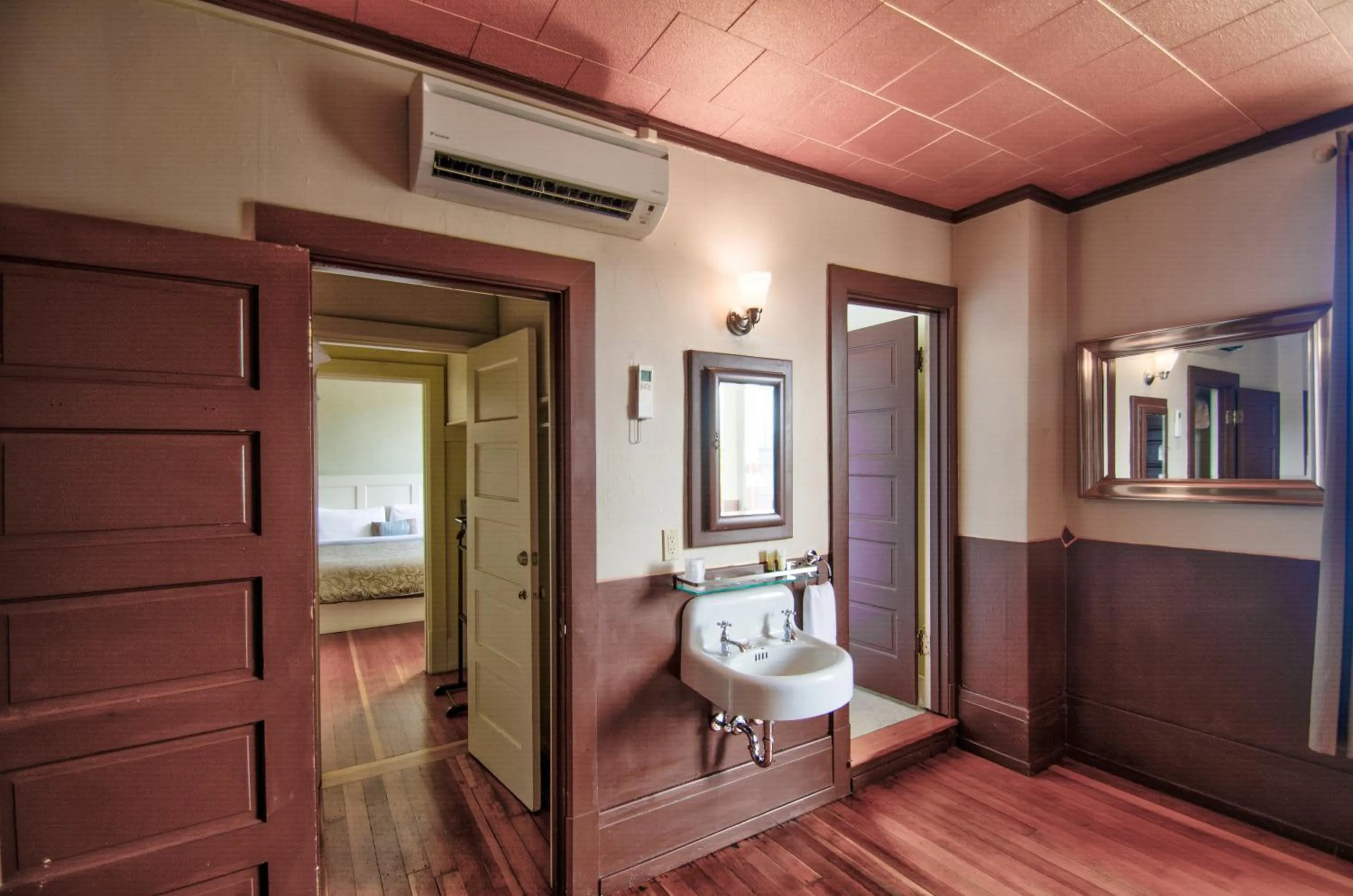 Living room in Centralia Square Grand Ballroom and Vintage Hotel