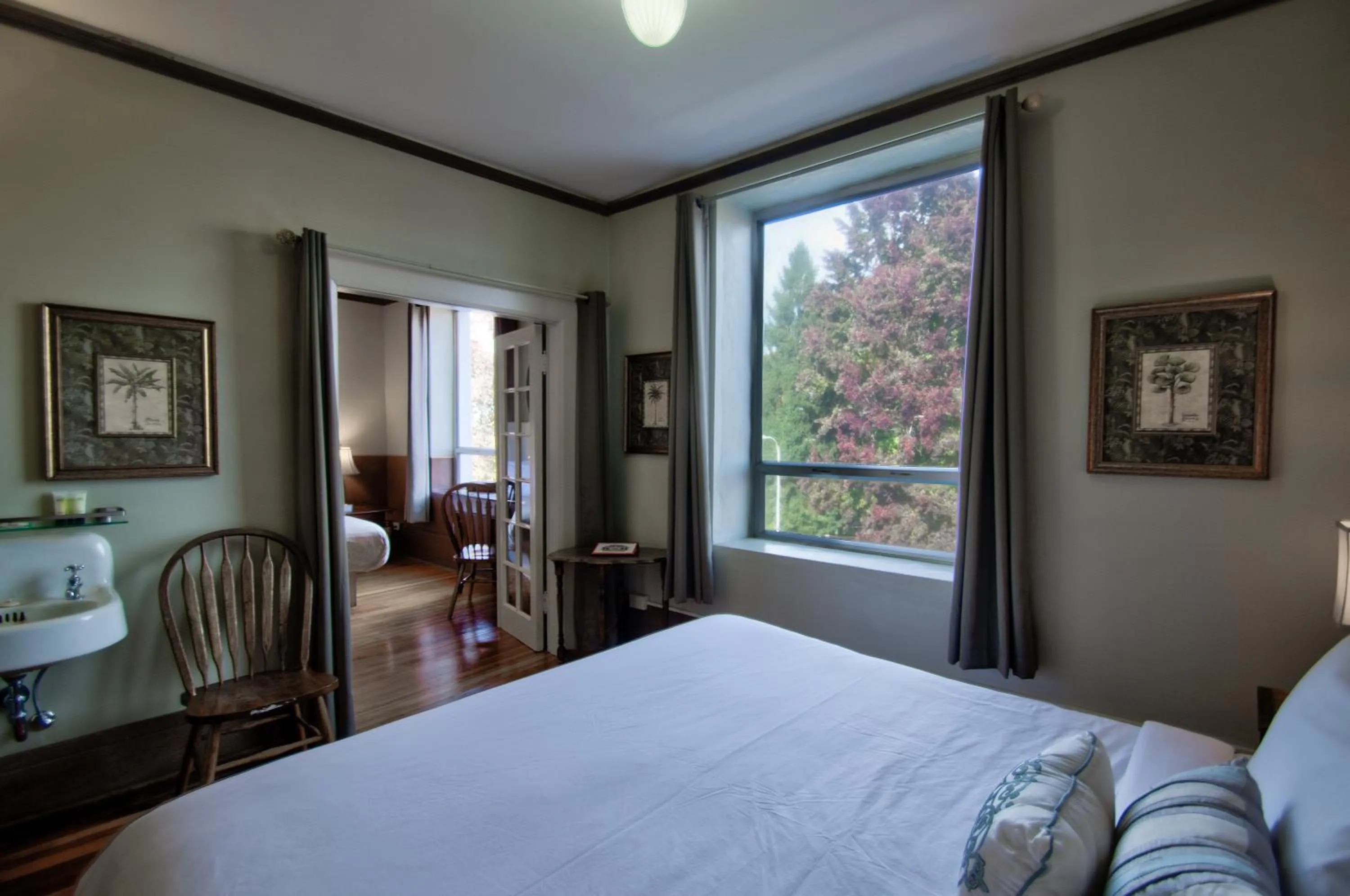 Bedroom, Bed in Centralia Square Grand Ballroom and Vintage Hotel