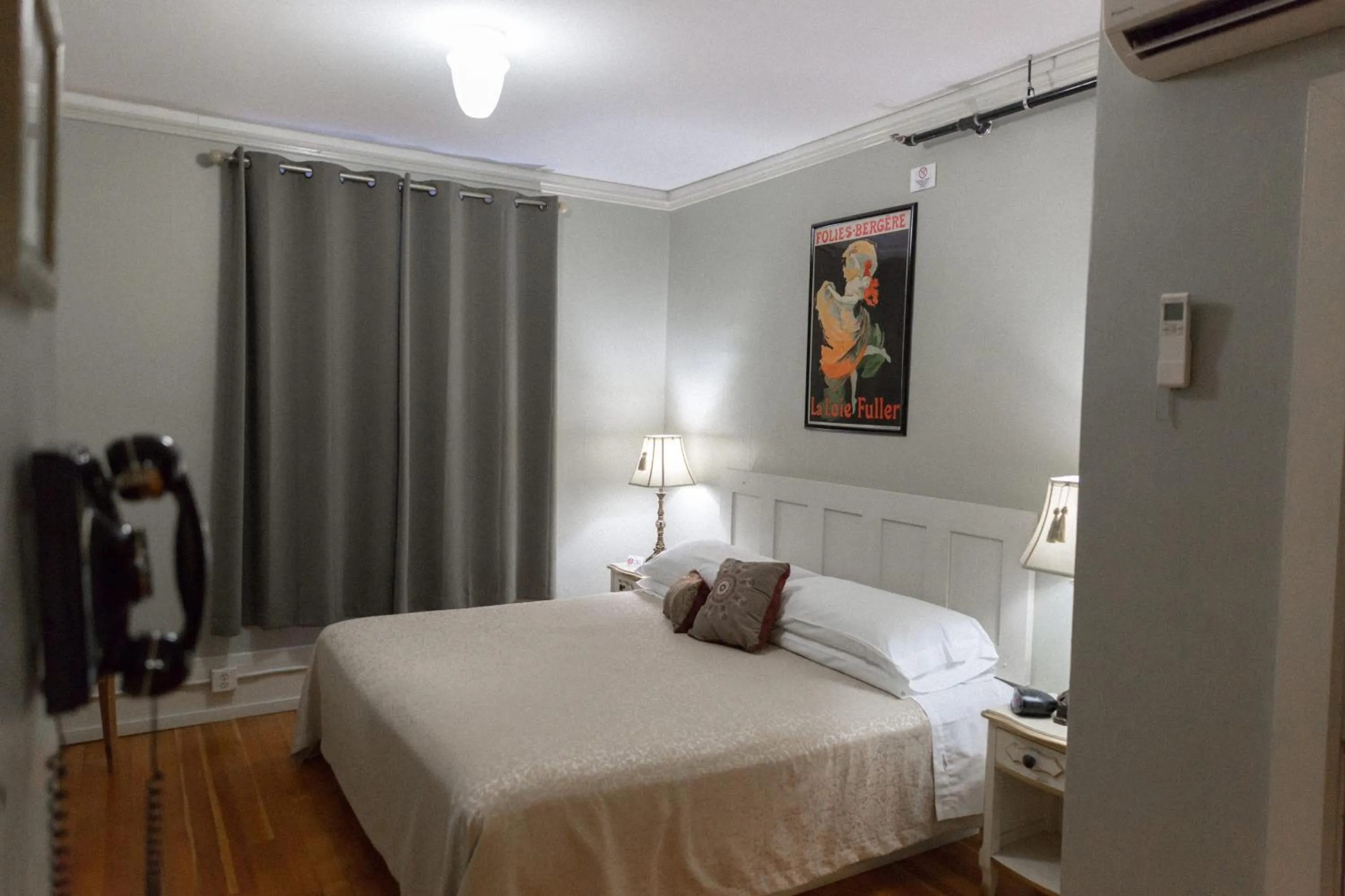 King Suite with Marble Shower in Centralia Square Grand Ballroom and Vintage Hotel