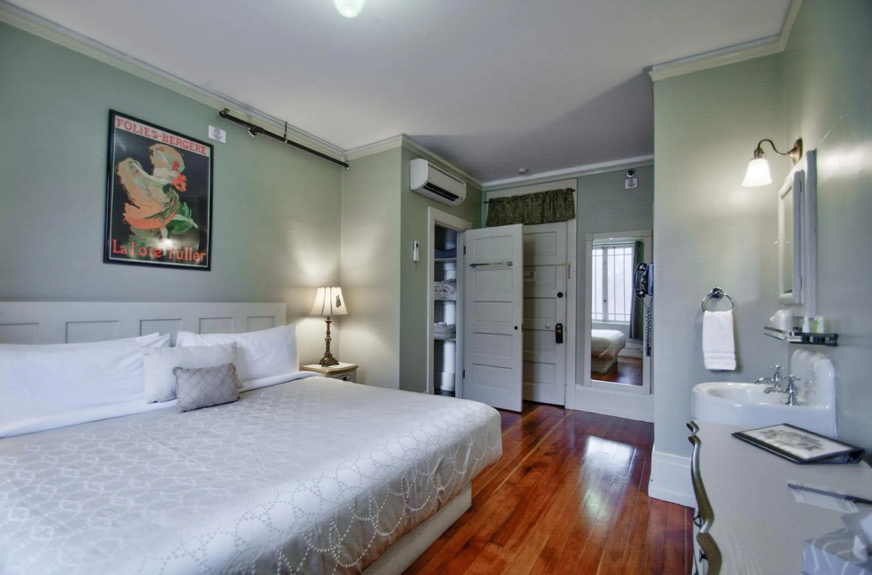 Bedroom, Bed in Centralia Square Grand Ballroom and Vintage Hotel