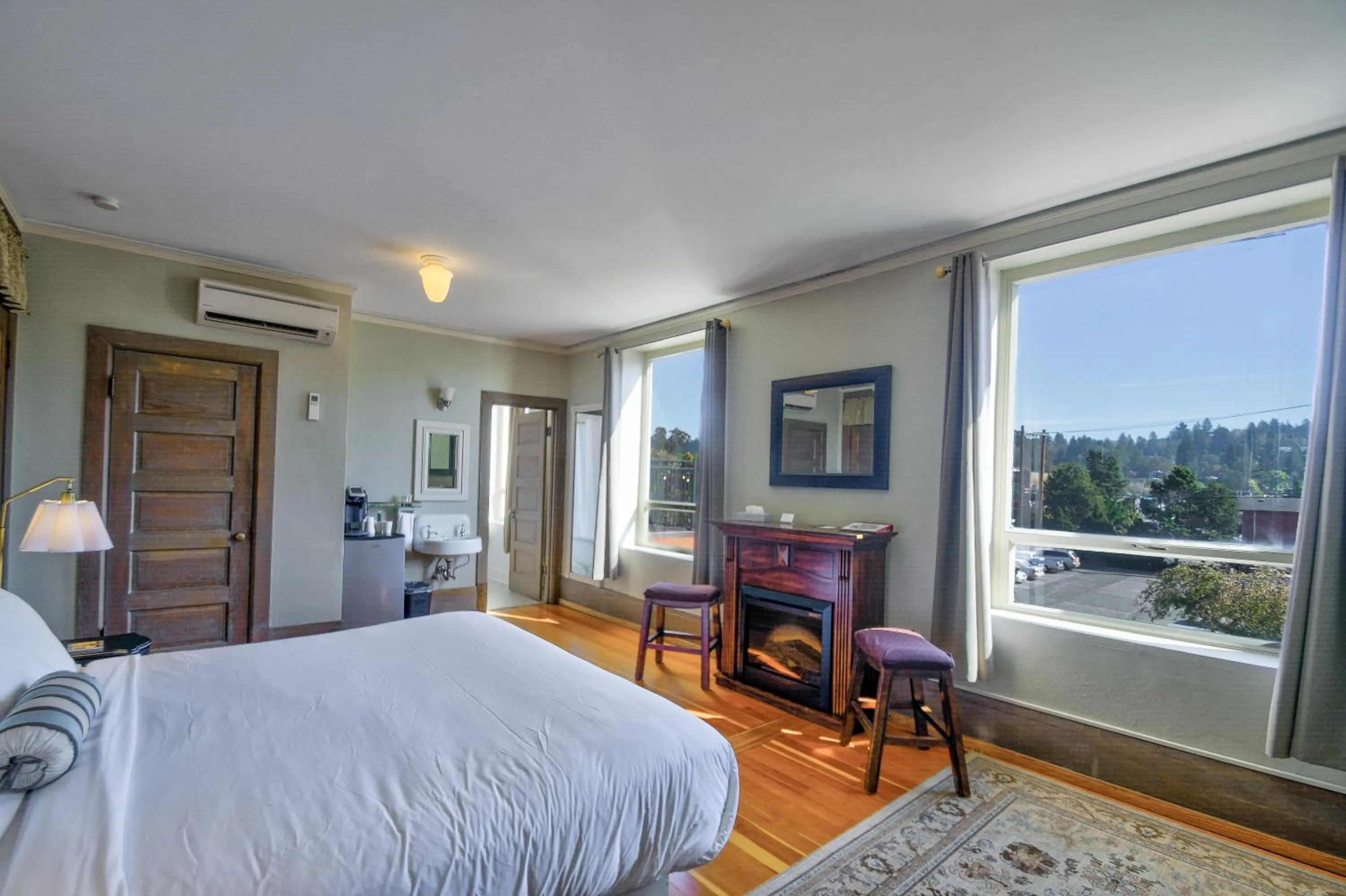 Bedroom, Bed in Centralia Square Grand Ballroom and Vintage Hotel