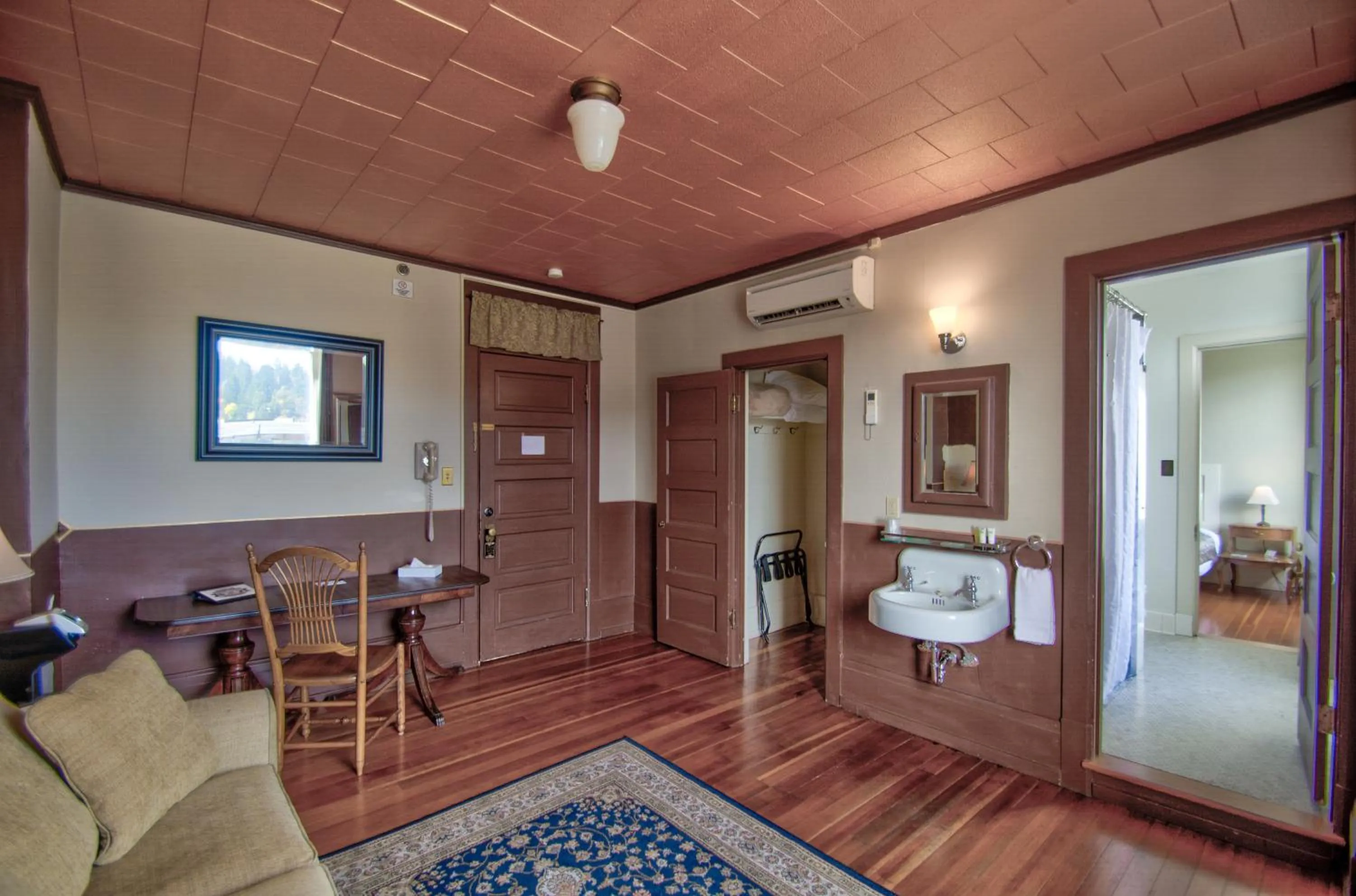 Living room in Centralia Square Grand Ballroom and Vintage Hotel