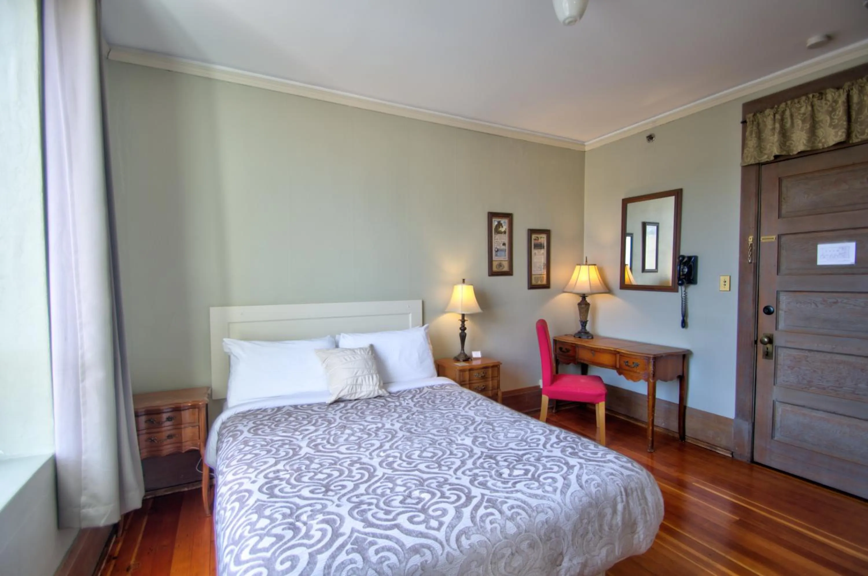 Bedroom, Bed in Centralia Square Grand Ballroom and Vintage Hotel