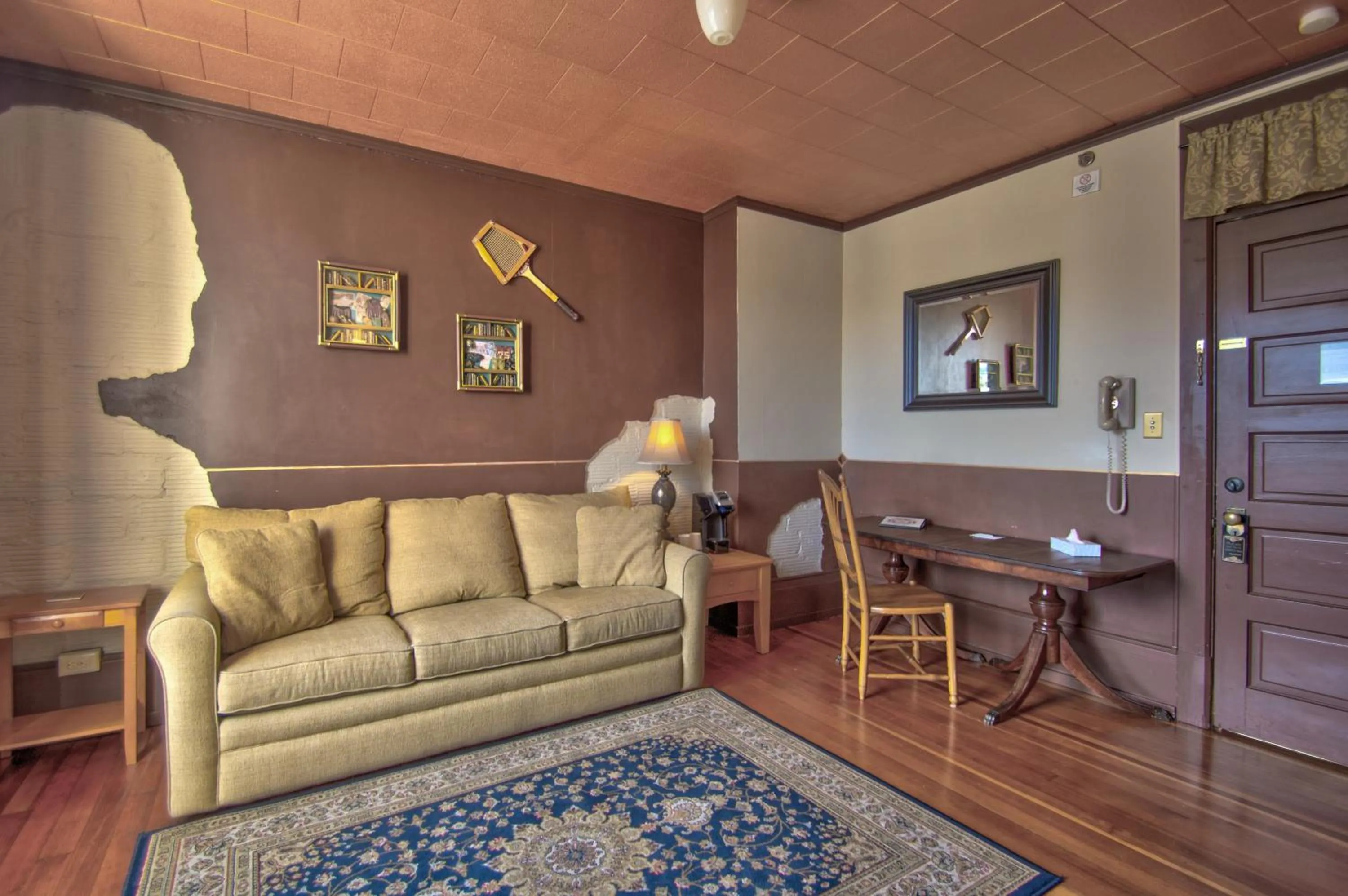 Living room in Centralia Square Grand Ballroom and Vintage Hotel