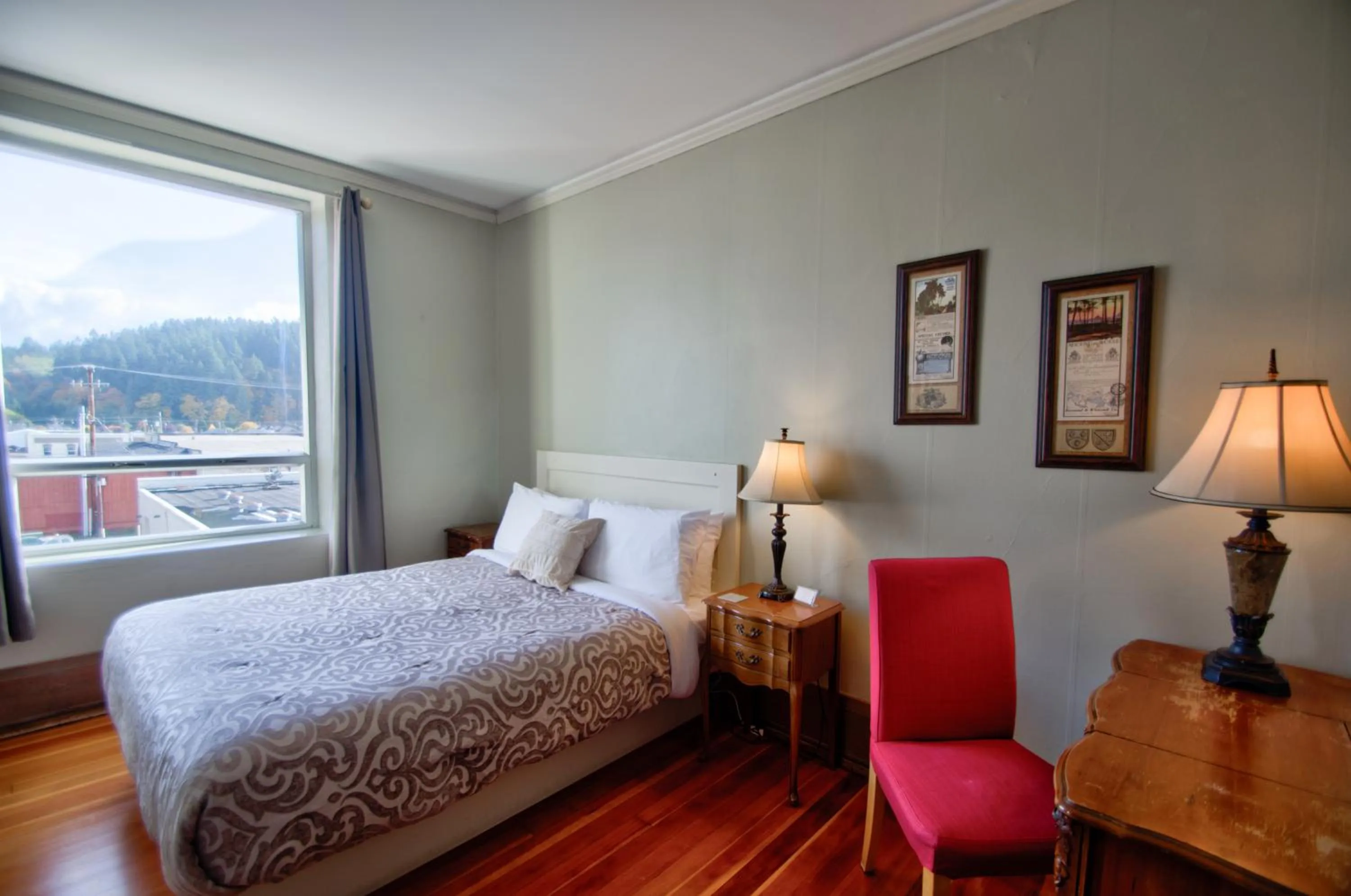 Bedroom, Bed in Centralia Square Grand Ballroom and Vintage Hotel
