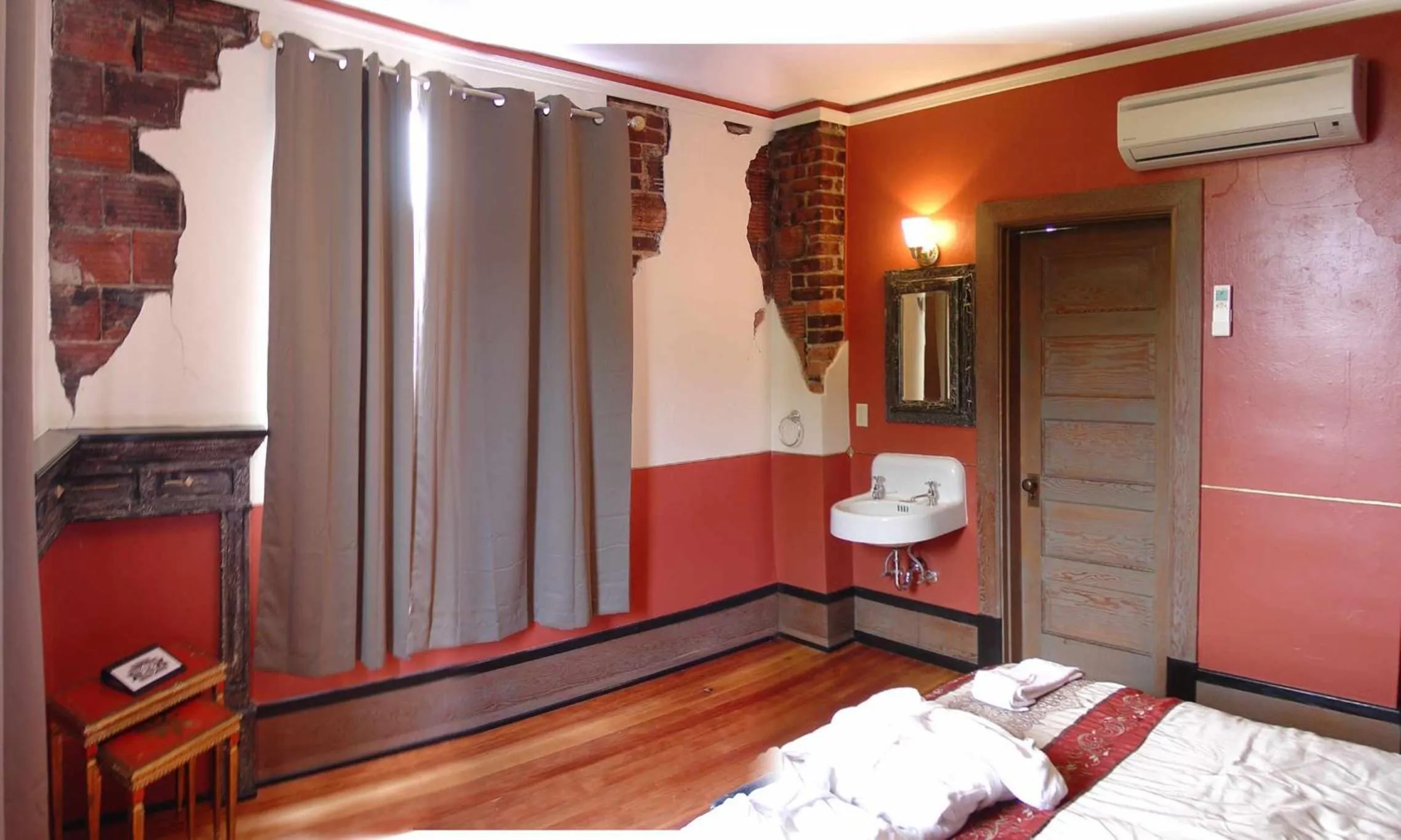 Bedroom, Bed in Centralia Square Grand Ballroom and Vintage Hotel