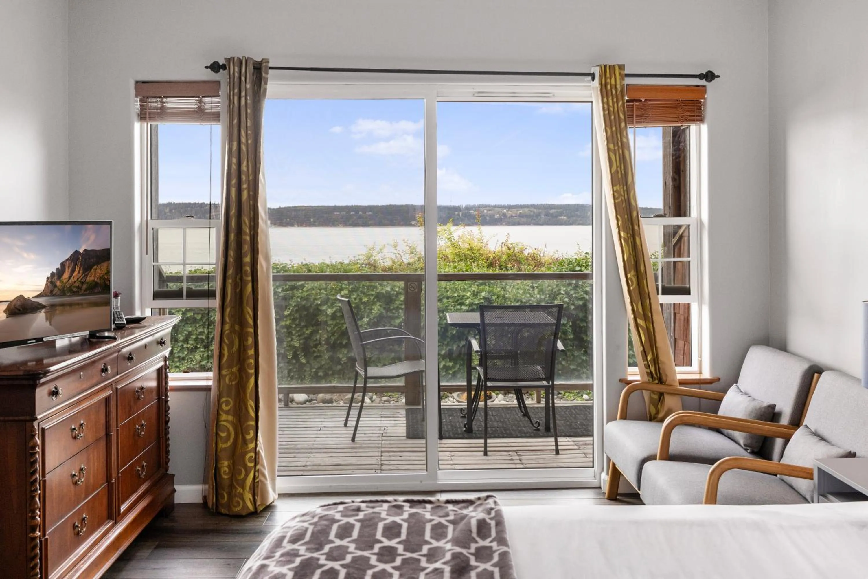 Bed in Camano Island Inn