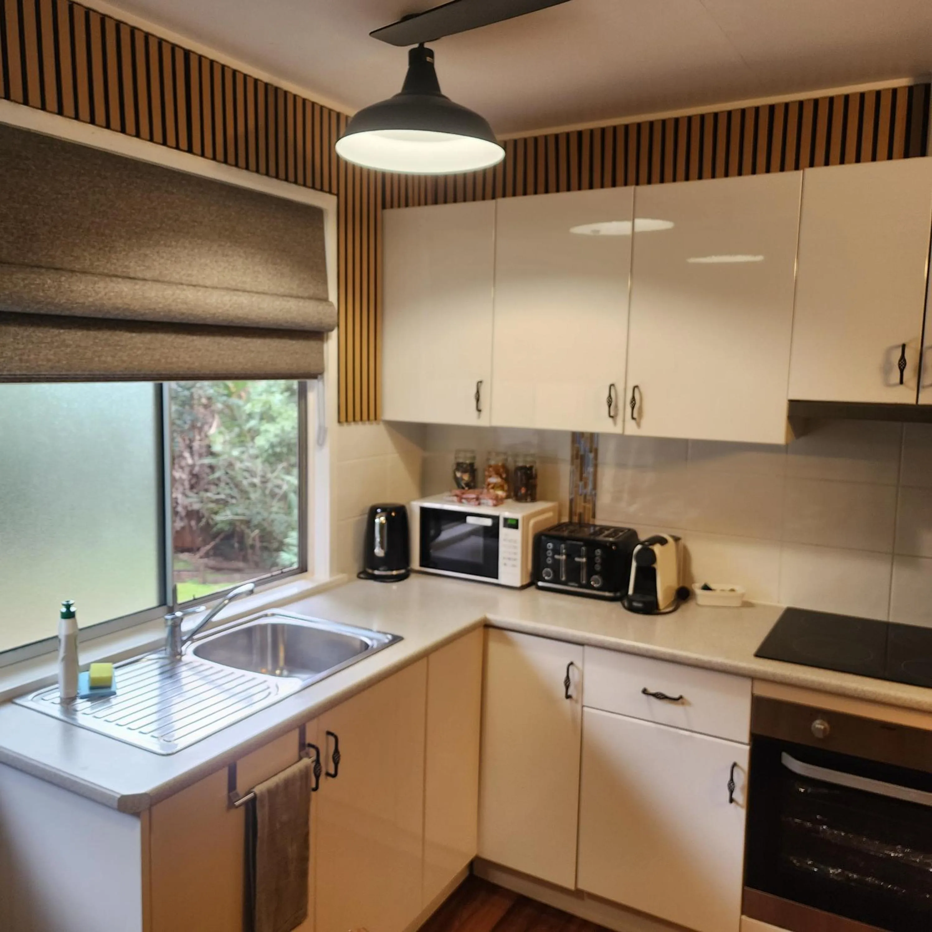 Kitchen or kitchenette in Atherton Hinterland Motel