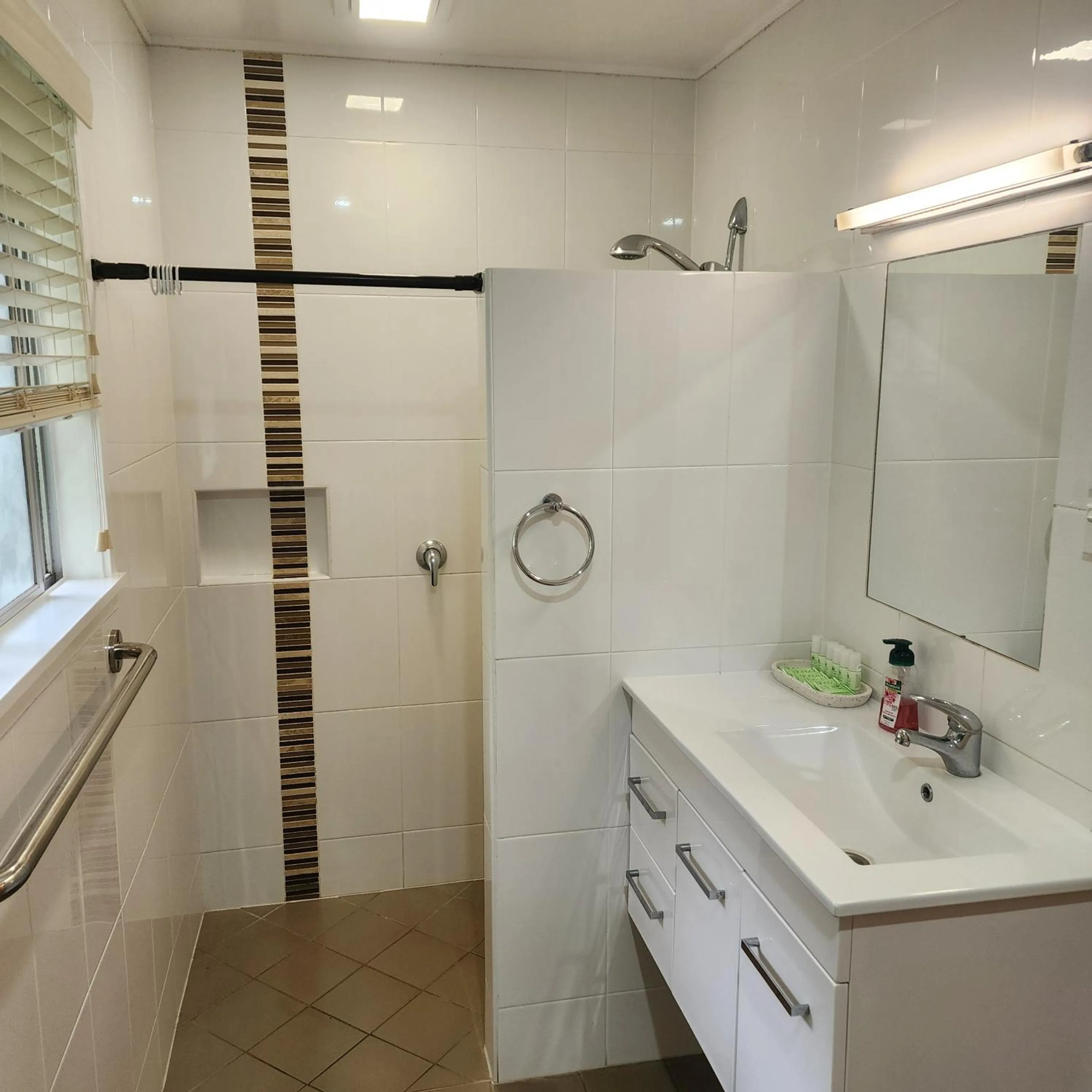 Shower in Atherton Hinterland Motel