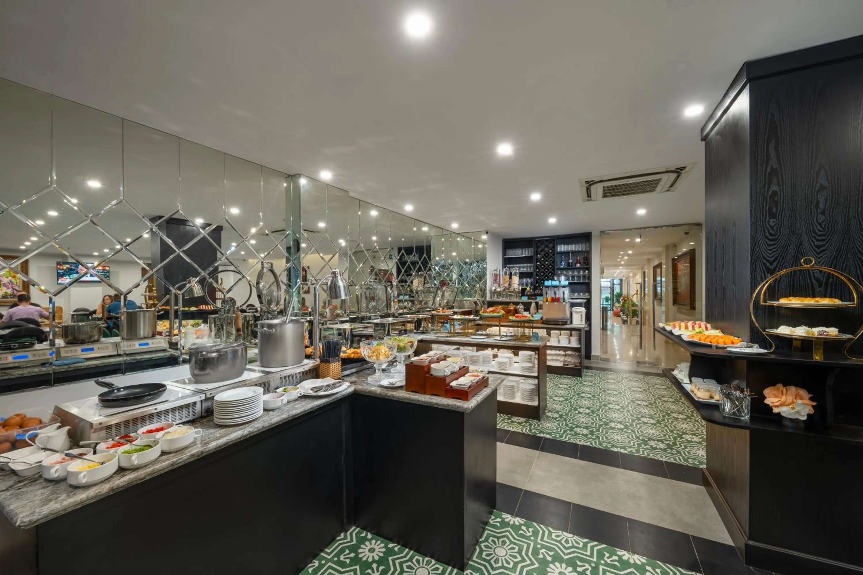 Restaurant/places to eat in SQ Hang Gai Hotel & Spa