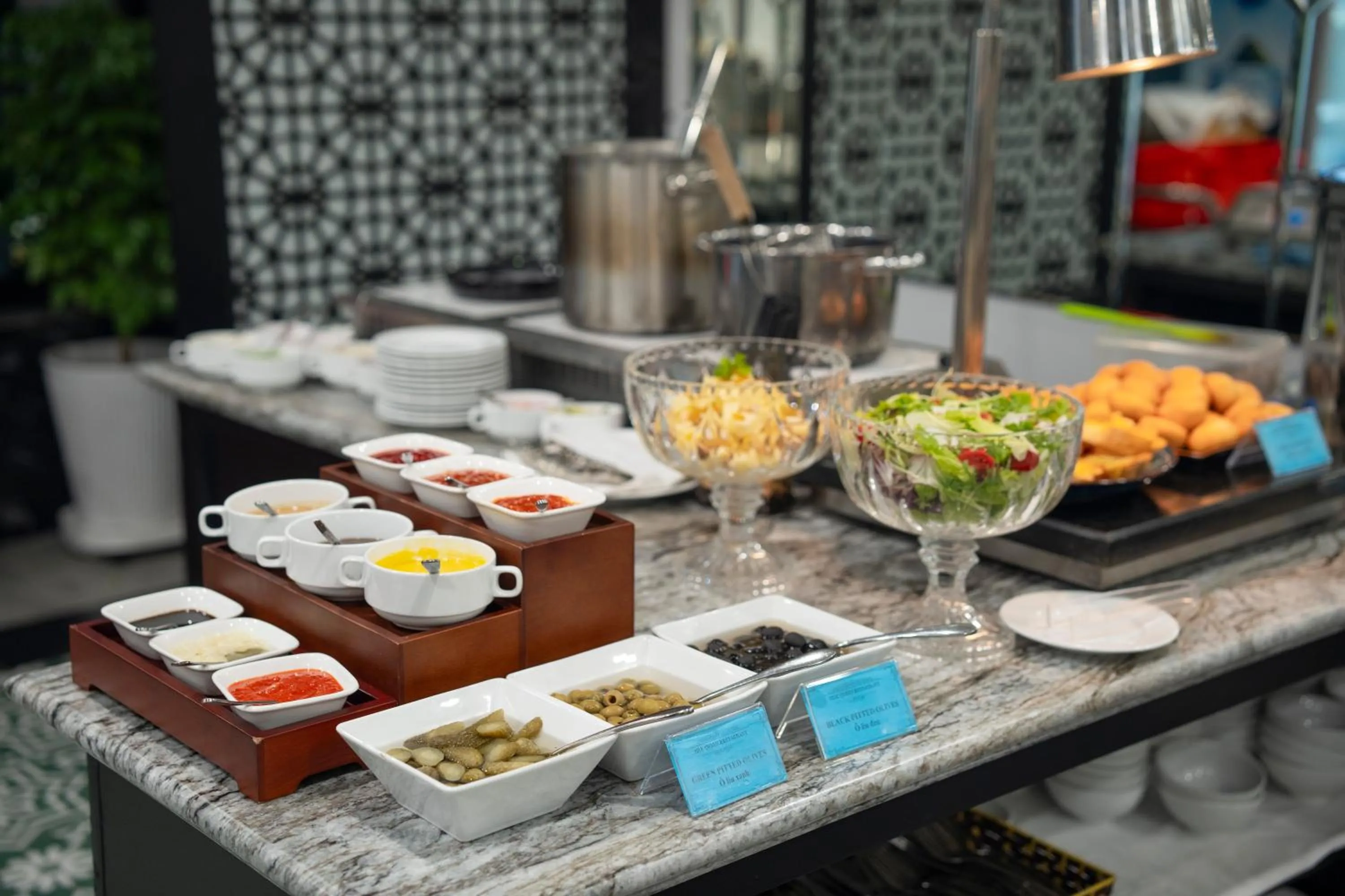 Food and drinks in SQ Hang Gai Hotel & Spa