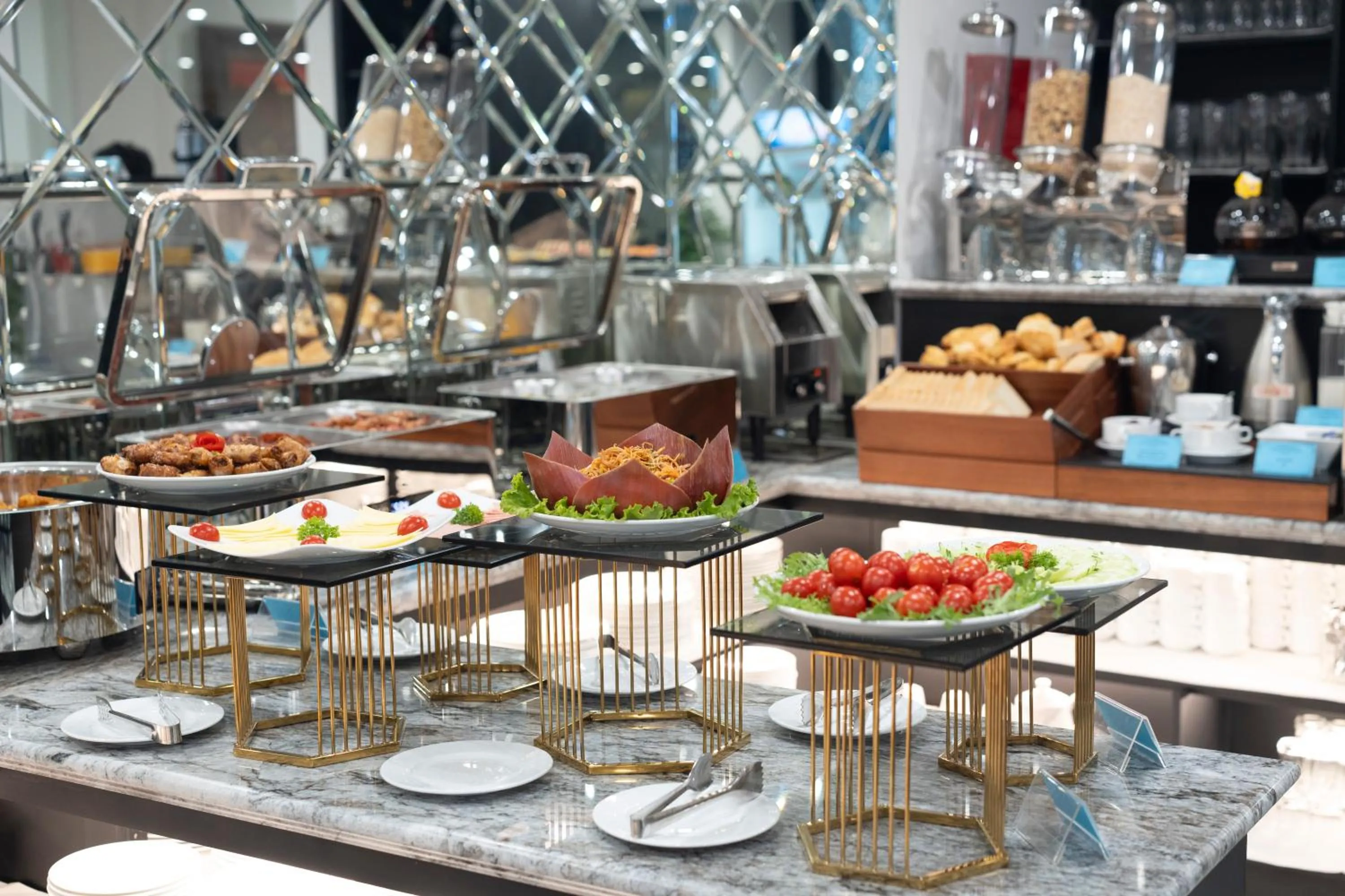 Restaurant/places to eat in SQ Hang Gai Hotel & Spa