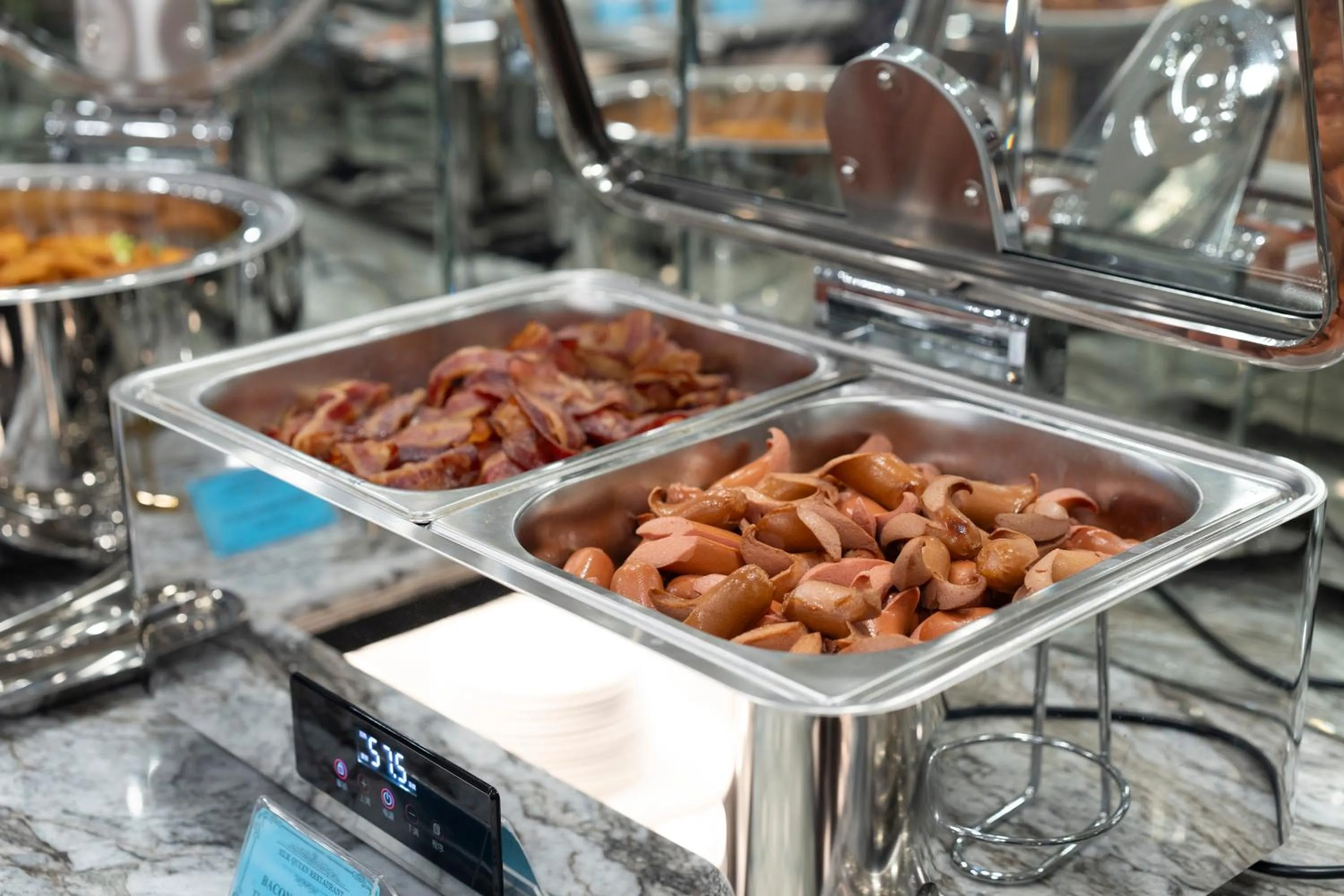 Food and drinks in SQ Hang Gai Hotel & Spa