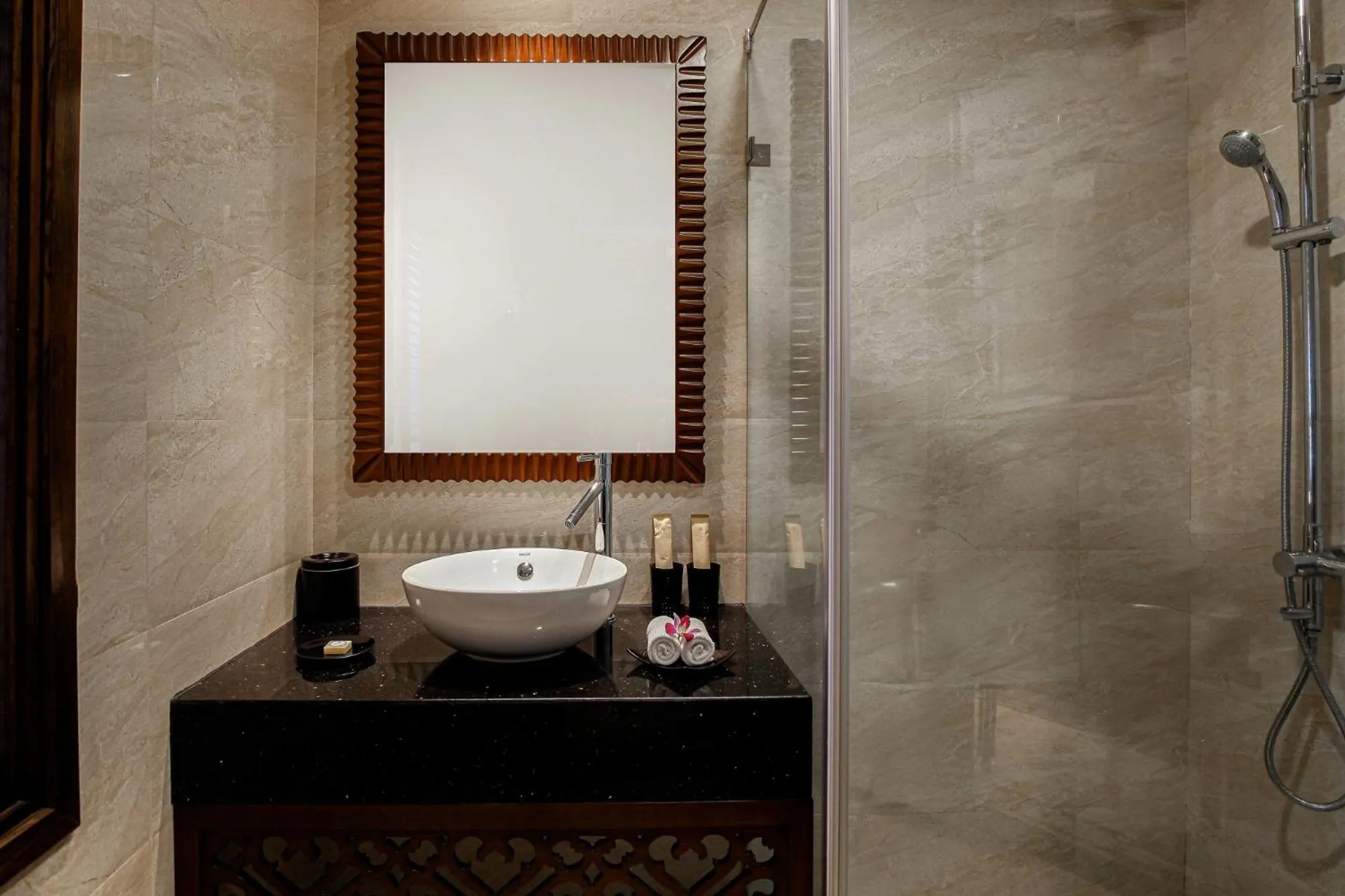 Shower in La Siesta Classic Ma May