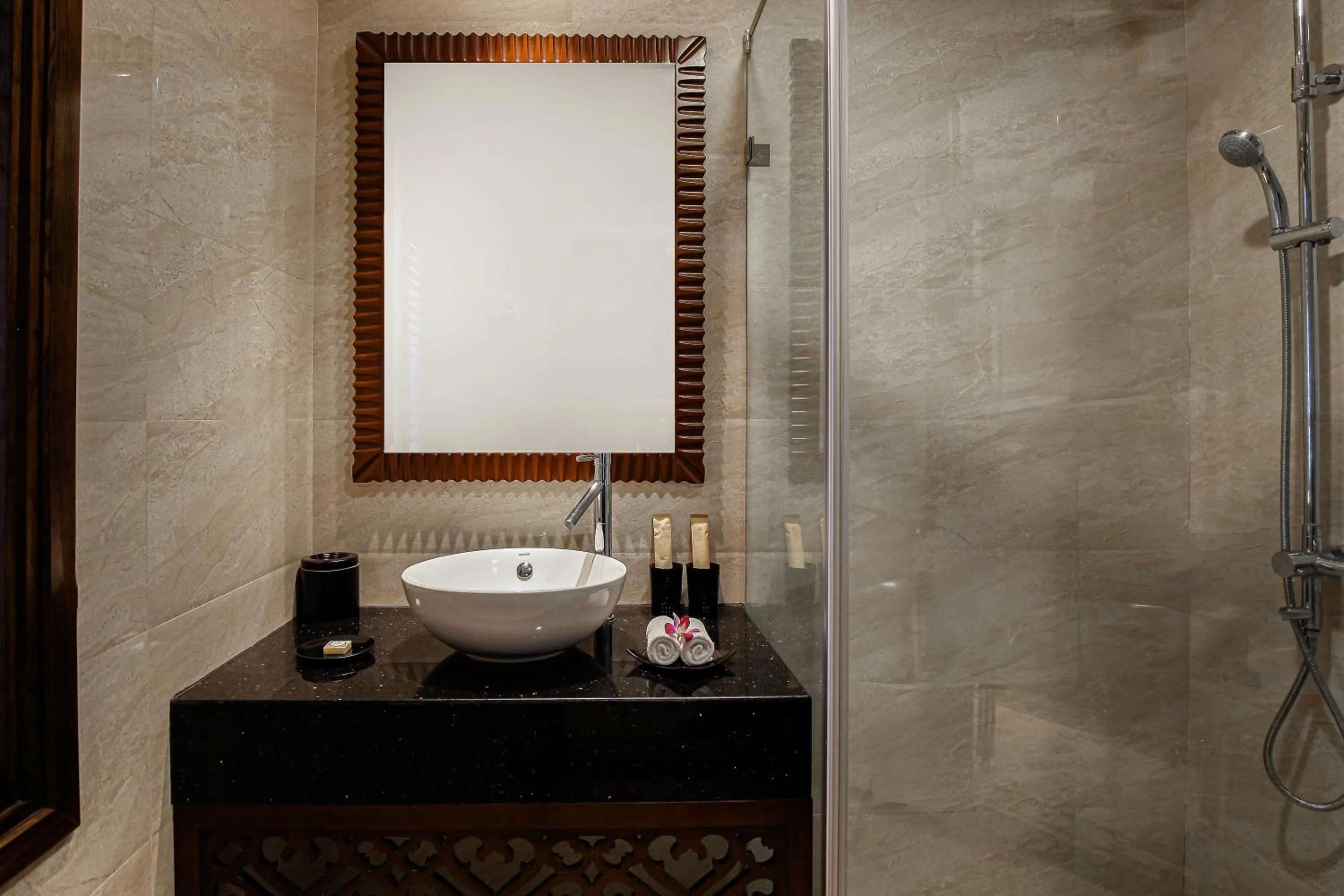 Shower in La Siesta Classic Ma May