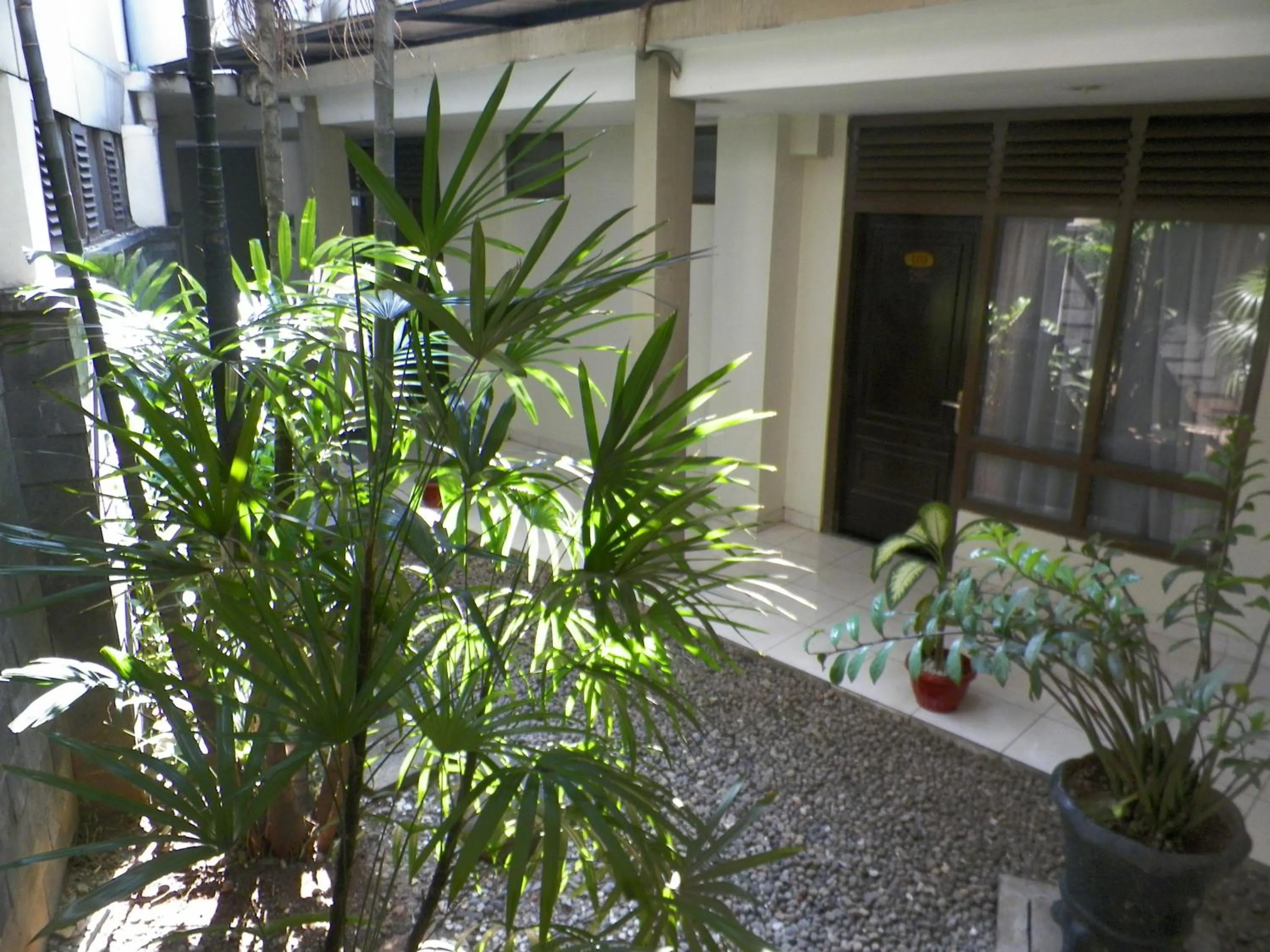 Facade/entrance in RedDoorz At Jalan Sriwijaya Semarang