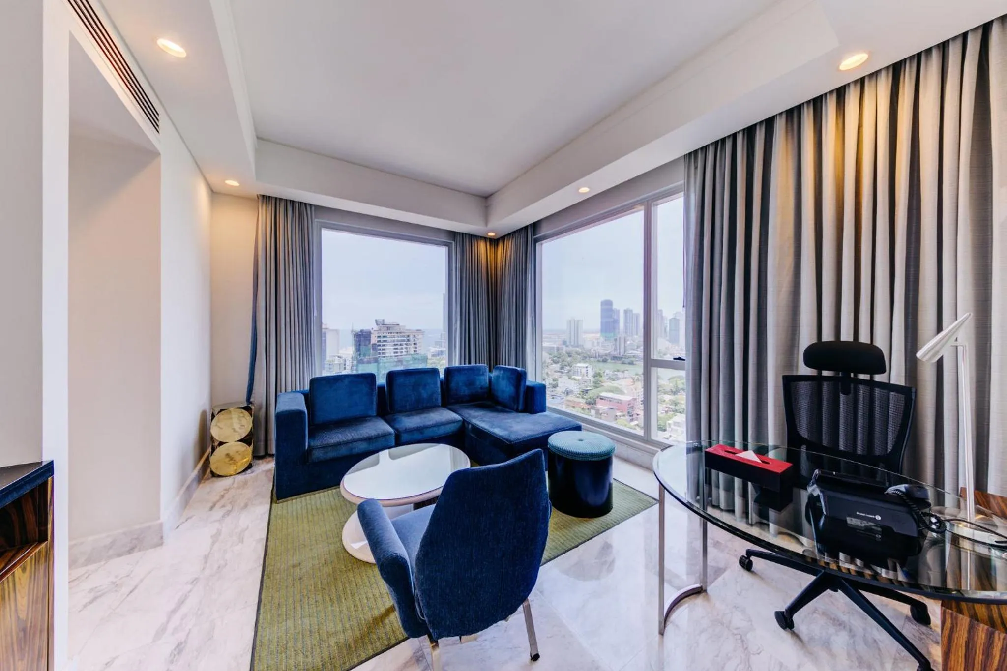 Photo of the whole room in Cinnamon Red Colombo