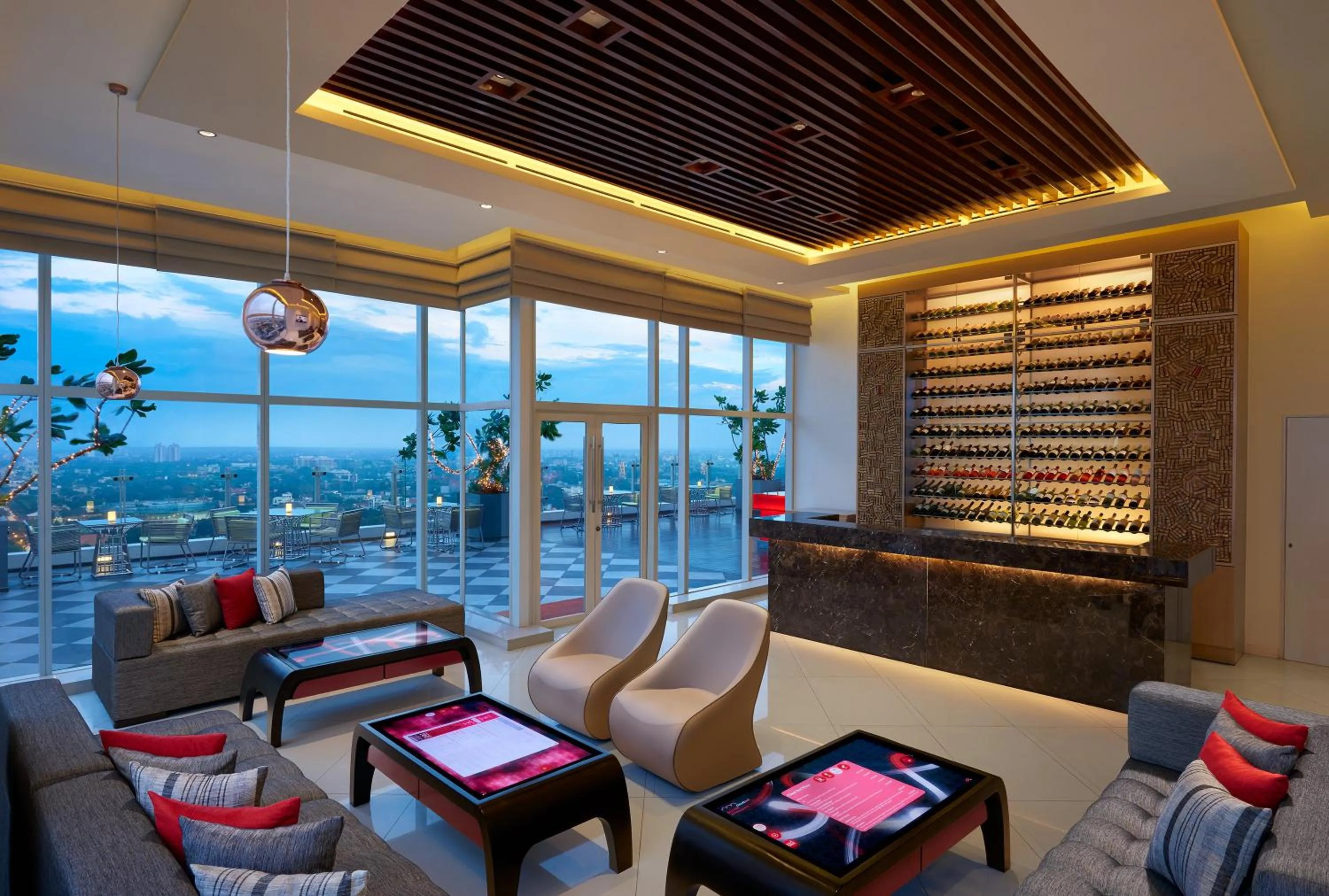 Lounge or bar in Cinnamon Red Colombo