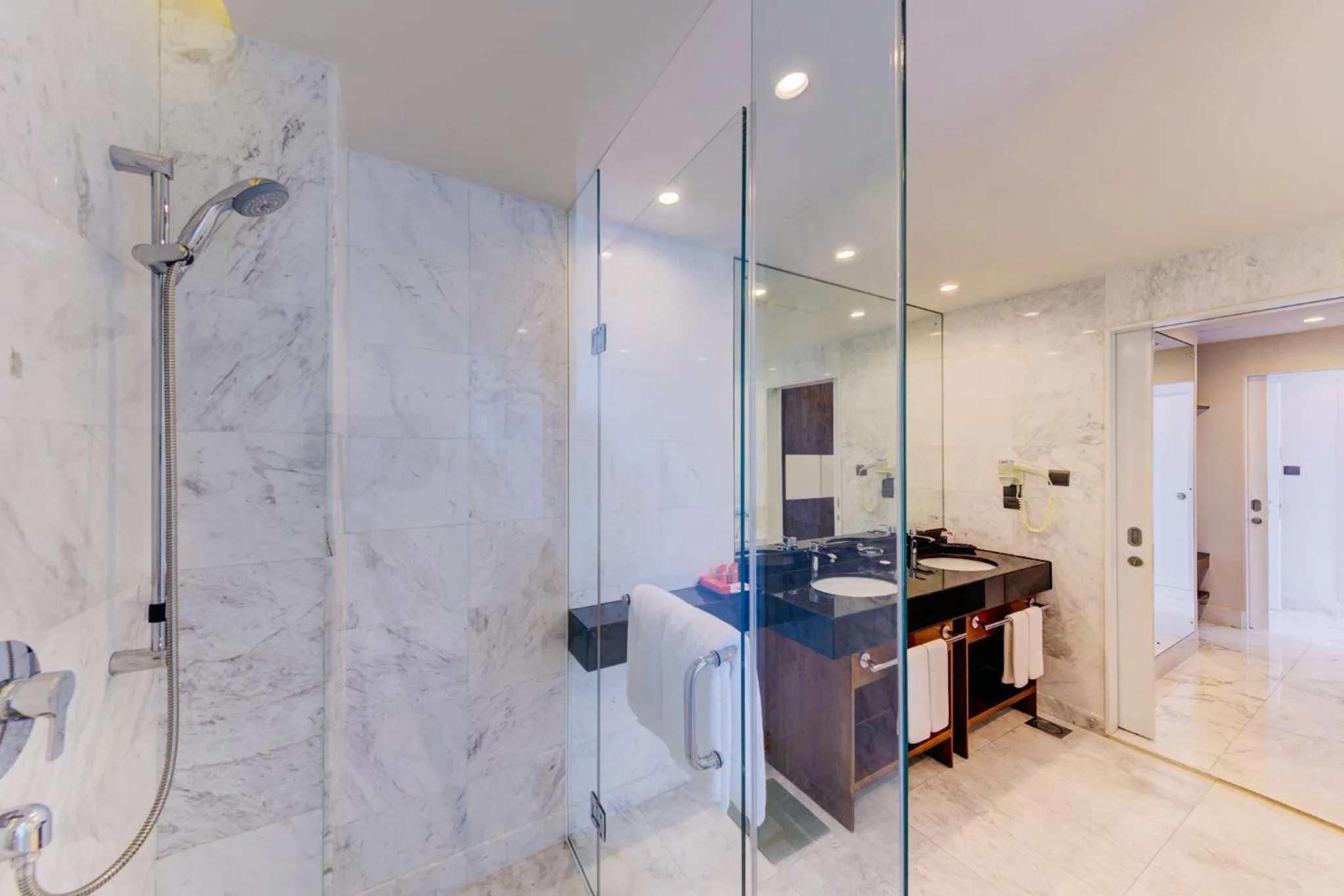 Shower in Cinnamon Red Colombo