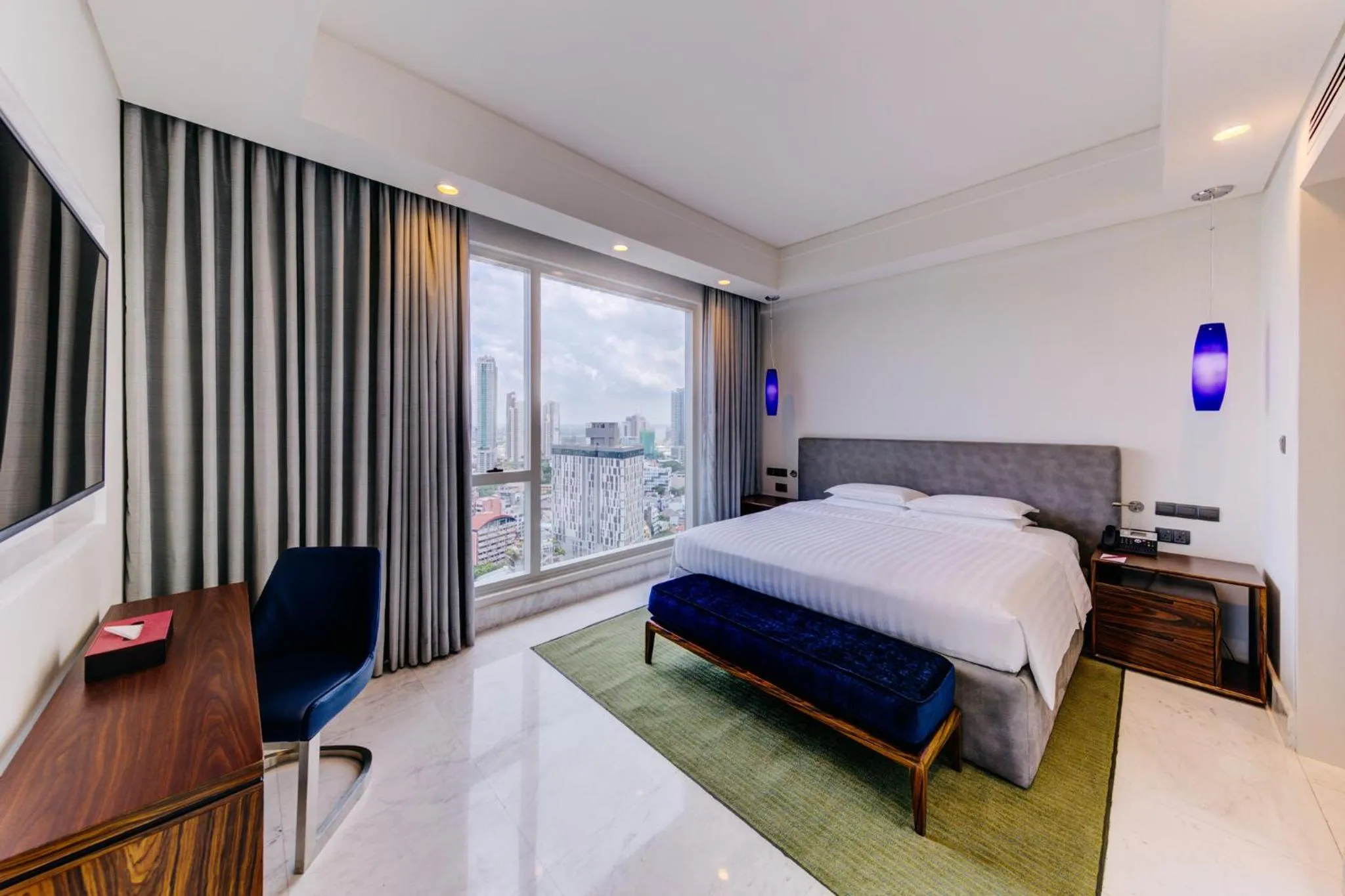 Photo of the whole room, Bed in Cinnamon Red Colombo