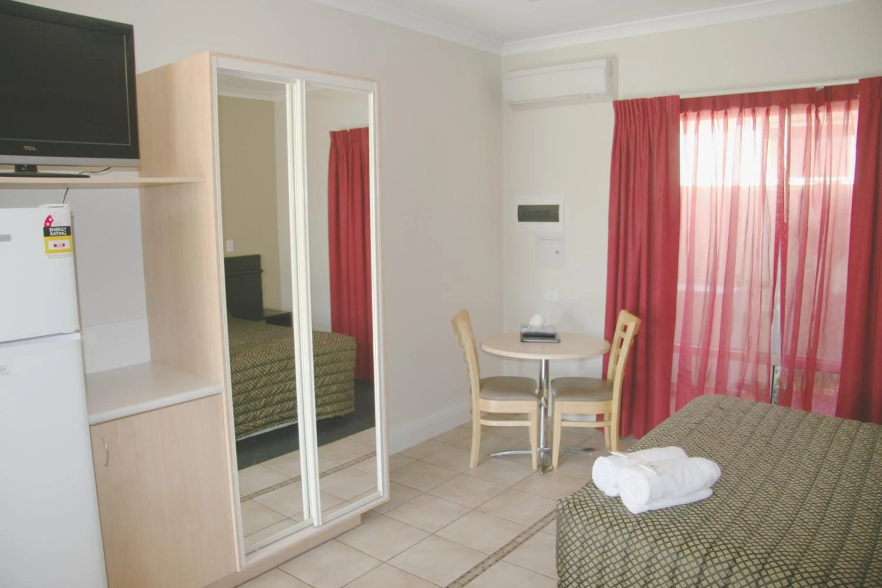 Photo of the whole room, Bed in Collie Ridge Resort