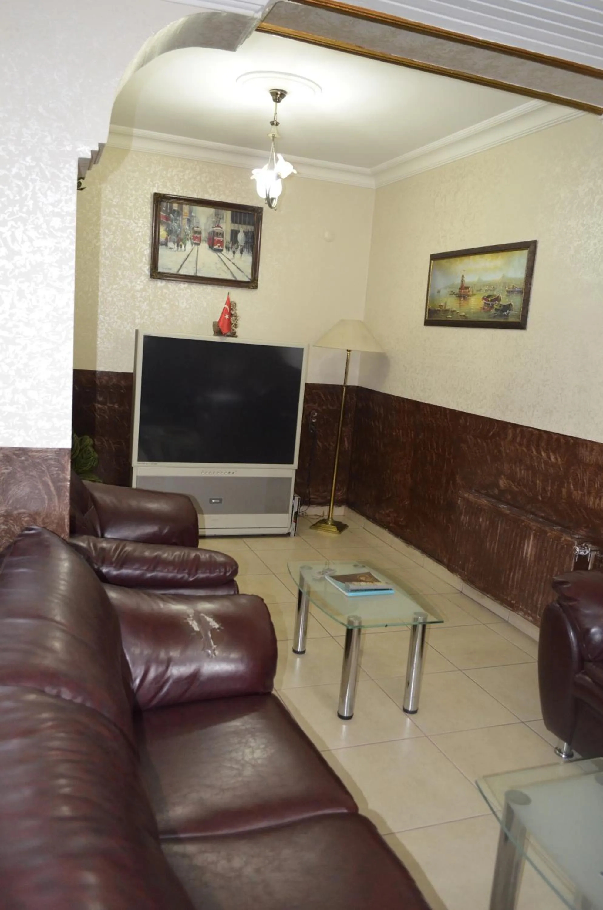 Communal lounge/ TV room in Hotel Ekol