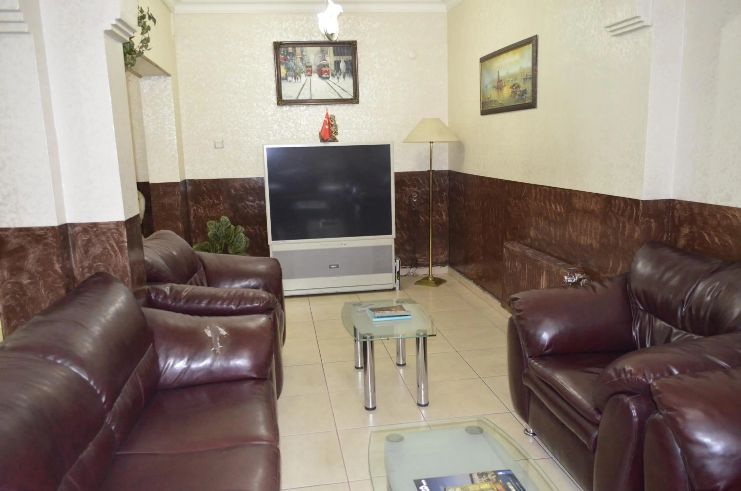 Communal lounge/ TV room in Hotel Ekol