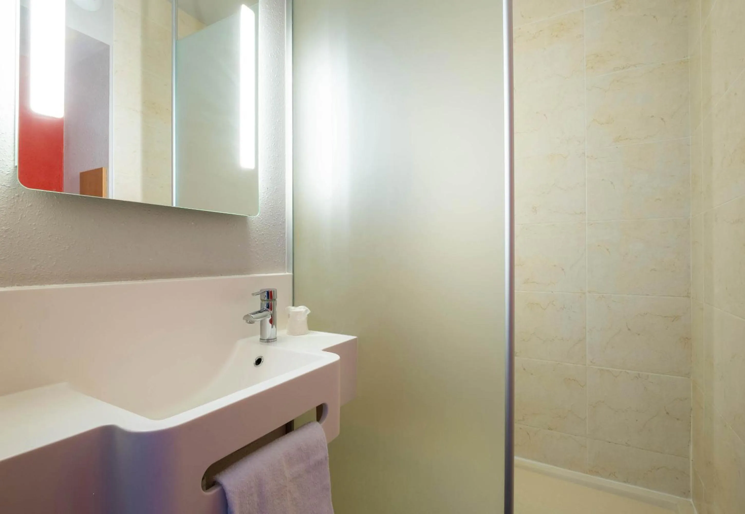 Bathroom in B&B HOTEL La Rochelle Beaulieu Puilboreau