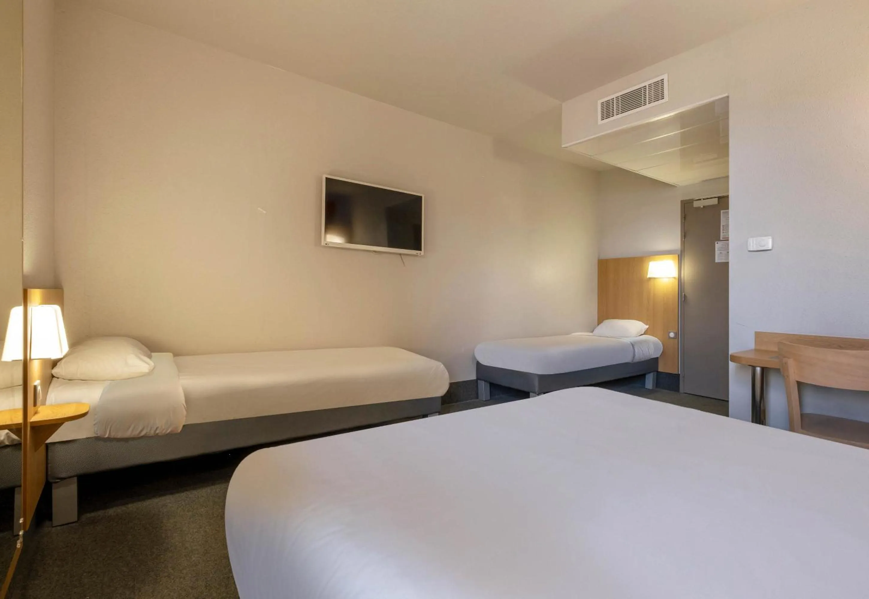 Bedroom, Bed in B&B HOTEL La Rochelle Beaulieu Puilboreau