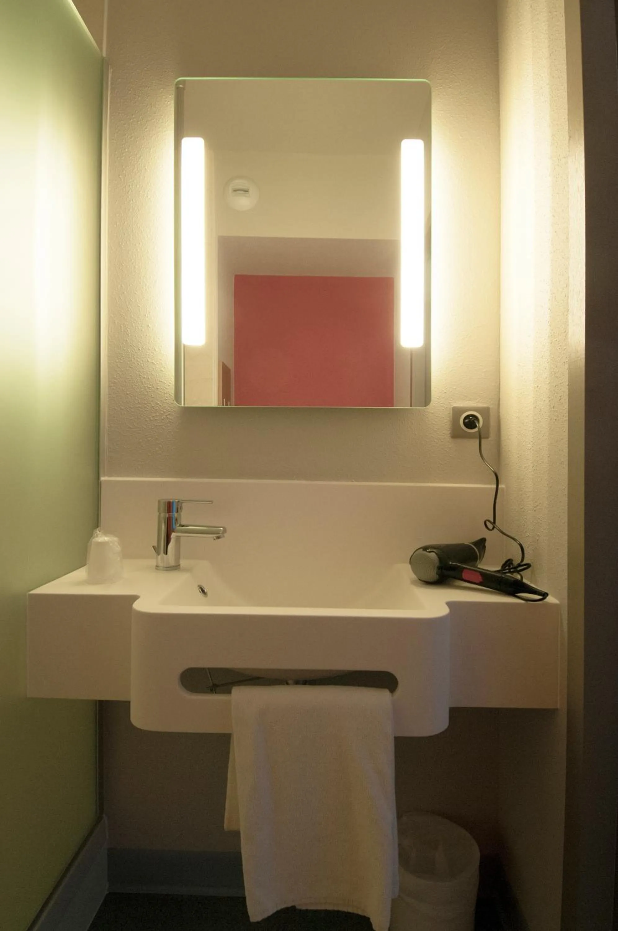 Bathroom in B&B HOTEL La Rochelle Beaulieu Puilboreau