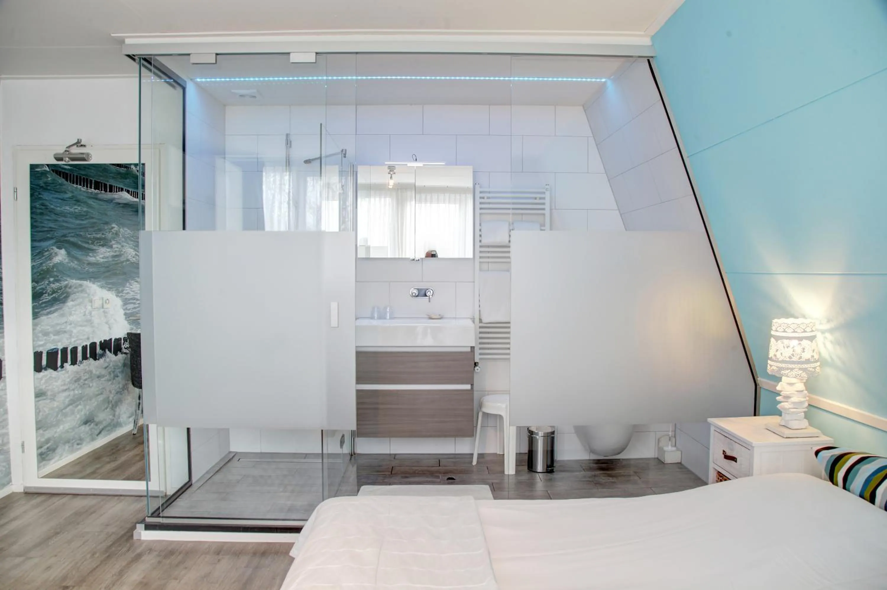 Bathroom, Bed in Hotel Kijkduin