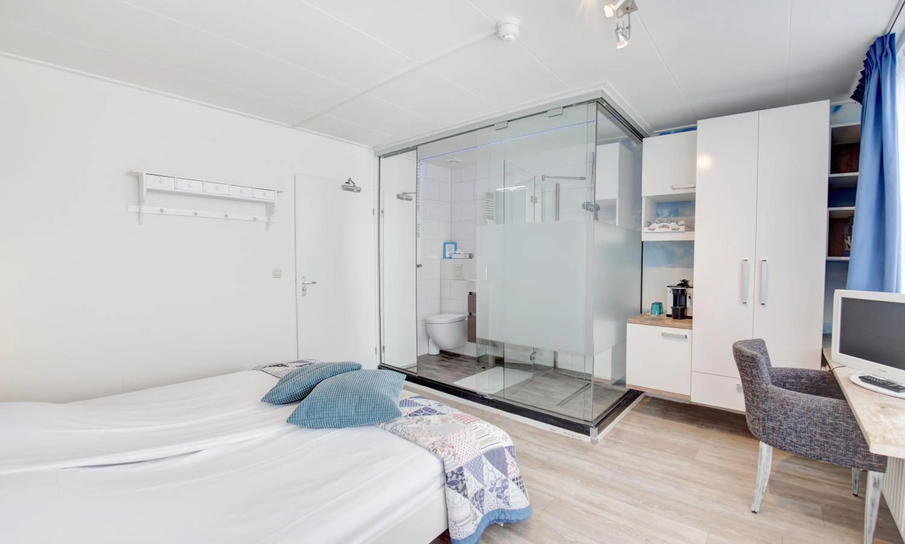 Bathroom, Bed in Hotel Kijkduin